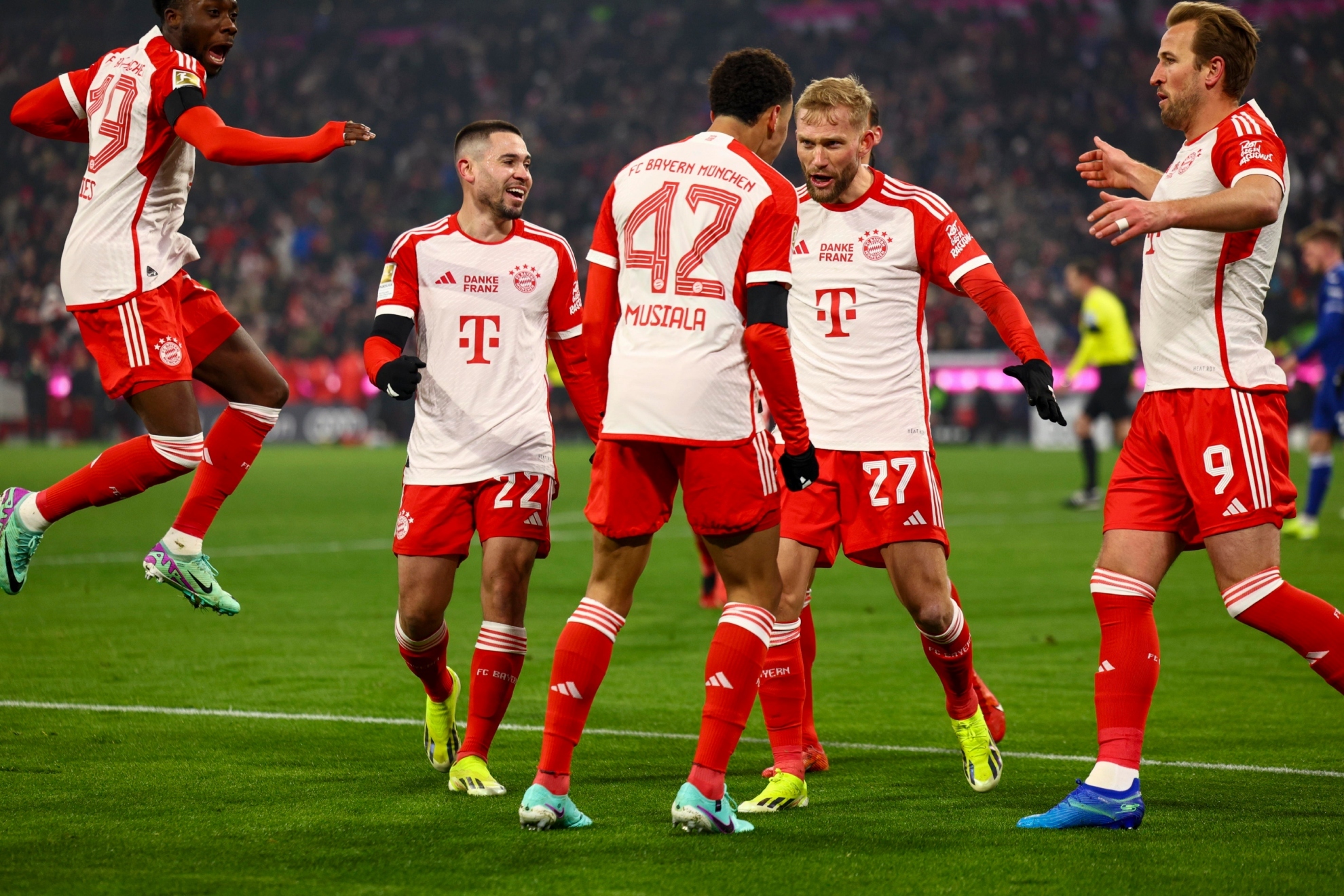 Los jugadores del Bayern celebran un gol de Musiala.