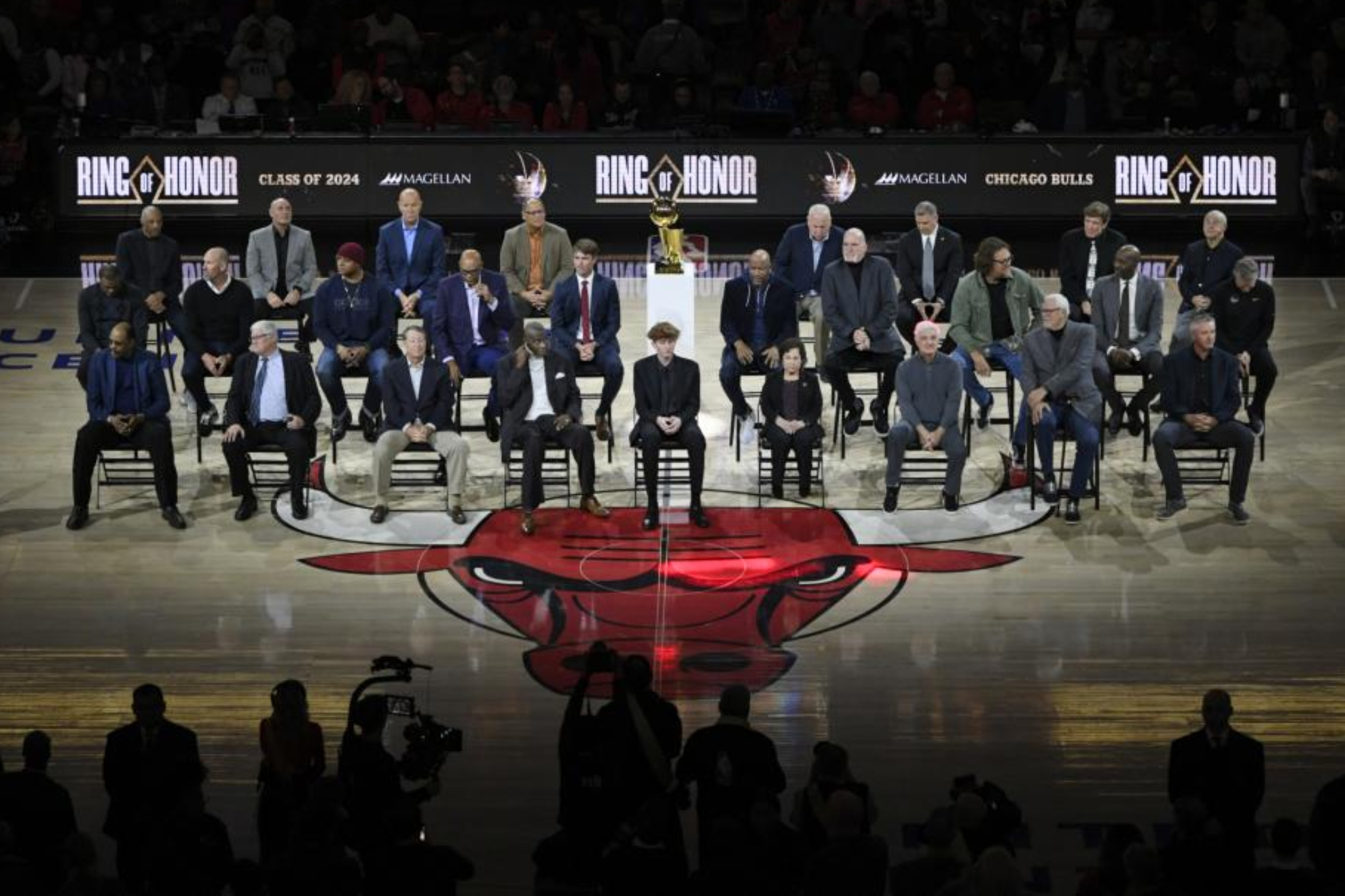 Los Bulls recuerdan sus anillos entre abucheos al fallecido arquitecto de aquel mítico equipo