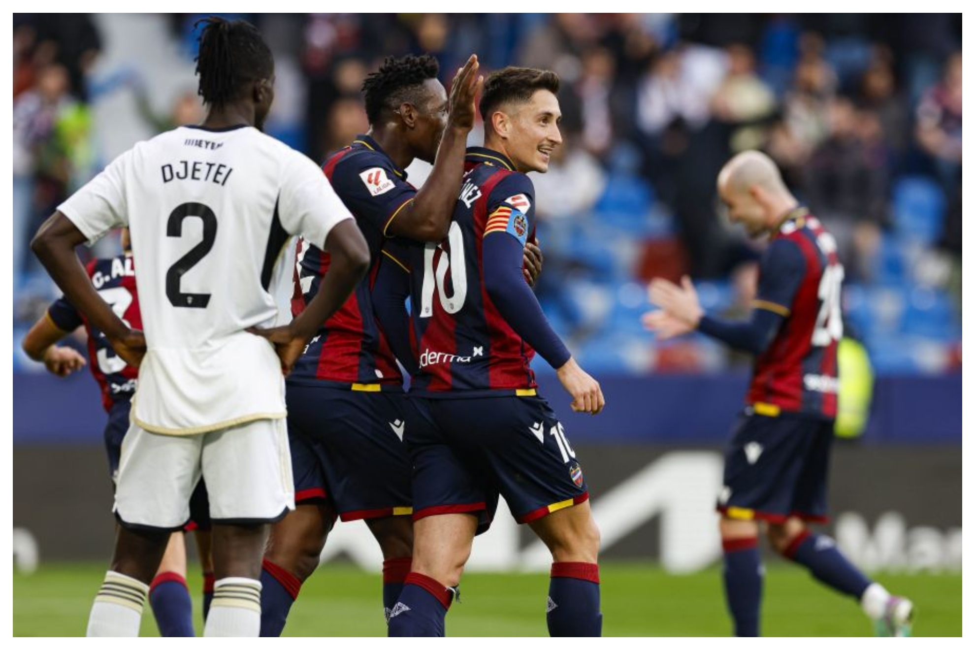 Pablo Martínez celebra el segundo gol del Levante junto a Bouldini, el otro goleador