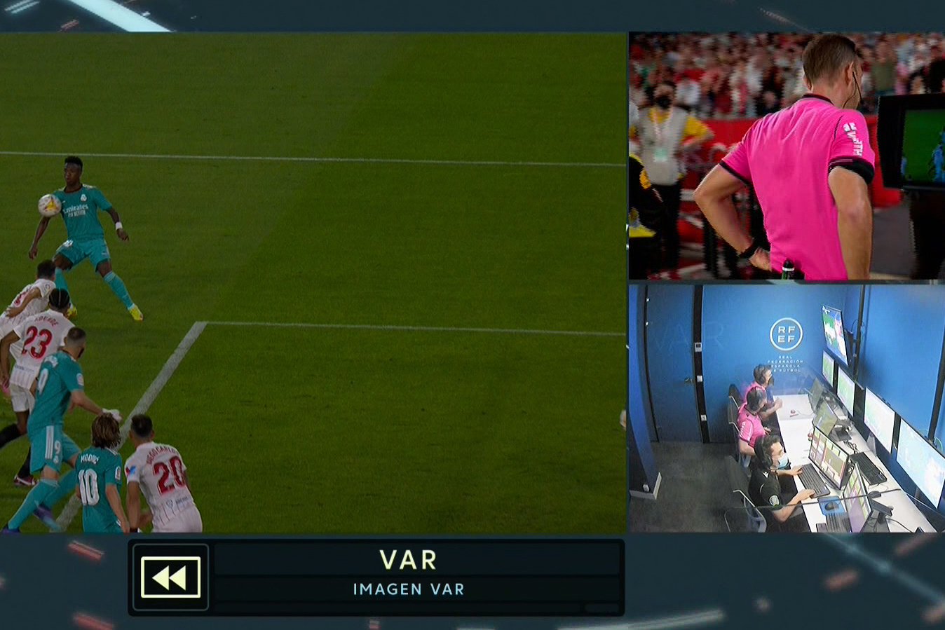 Una imagen de televisin de archivo con el rbitro consultando en el VAR una jugada del Real Madrid.