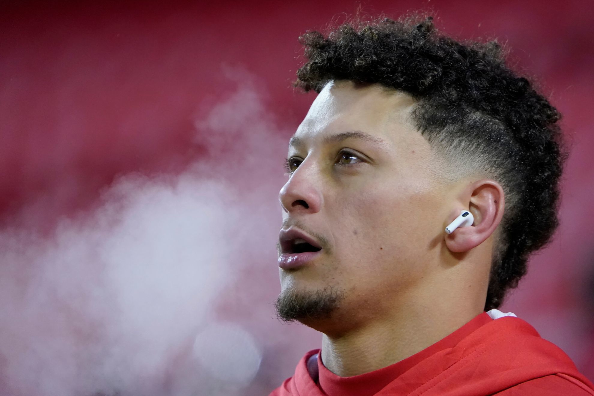 Patrick Mahomes unphased by frost: watches Browns-Texans on big screen