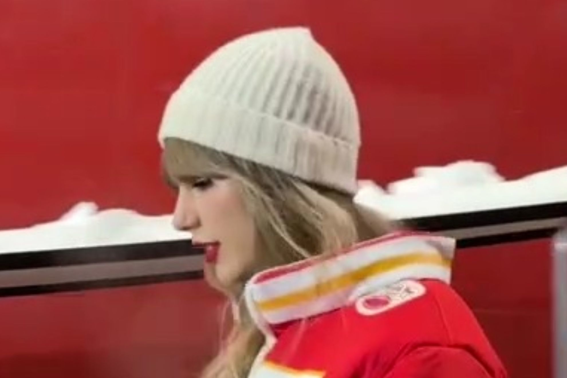 Taylor Swift arrived to Arrowhead Stadium on Saturday night donning an oversized coat.