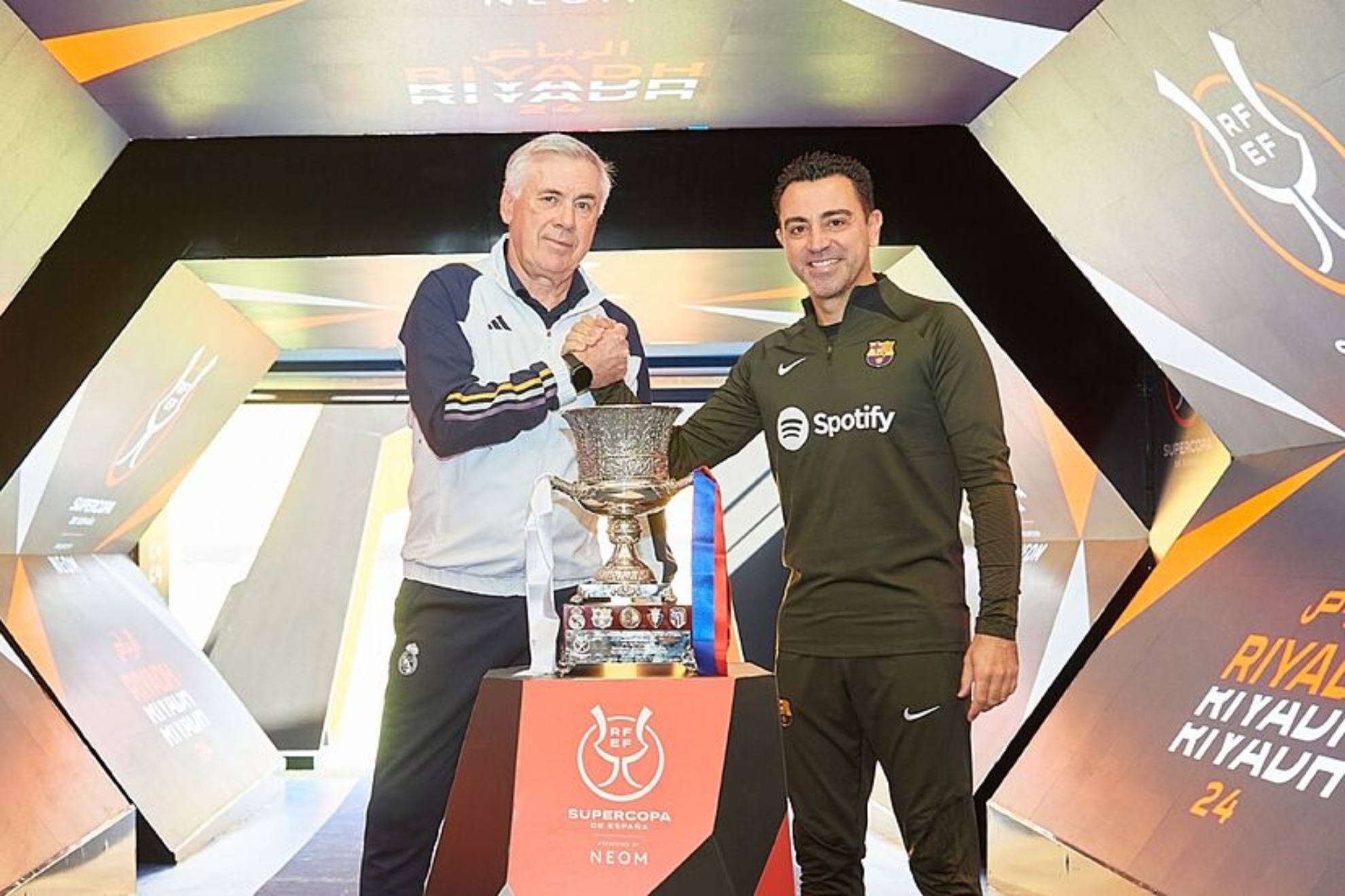 Carlo Ancelotti y Xavi Hernndez, posando con el trofeo