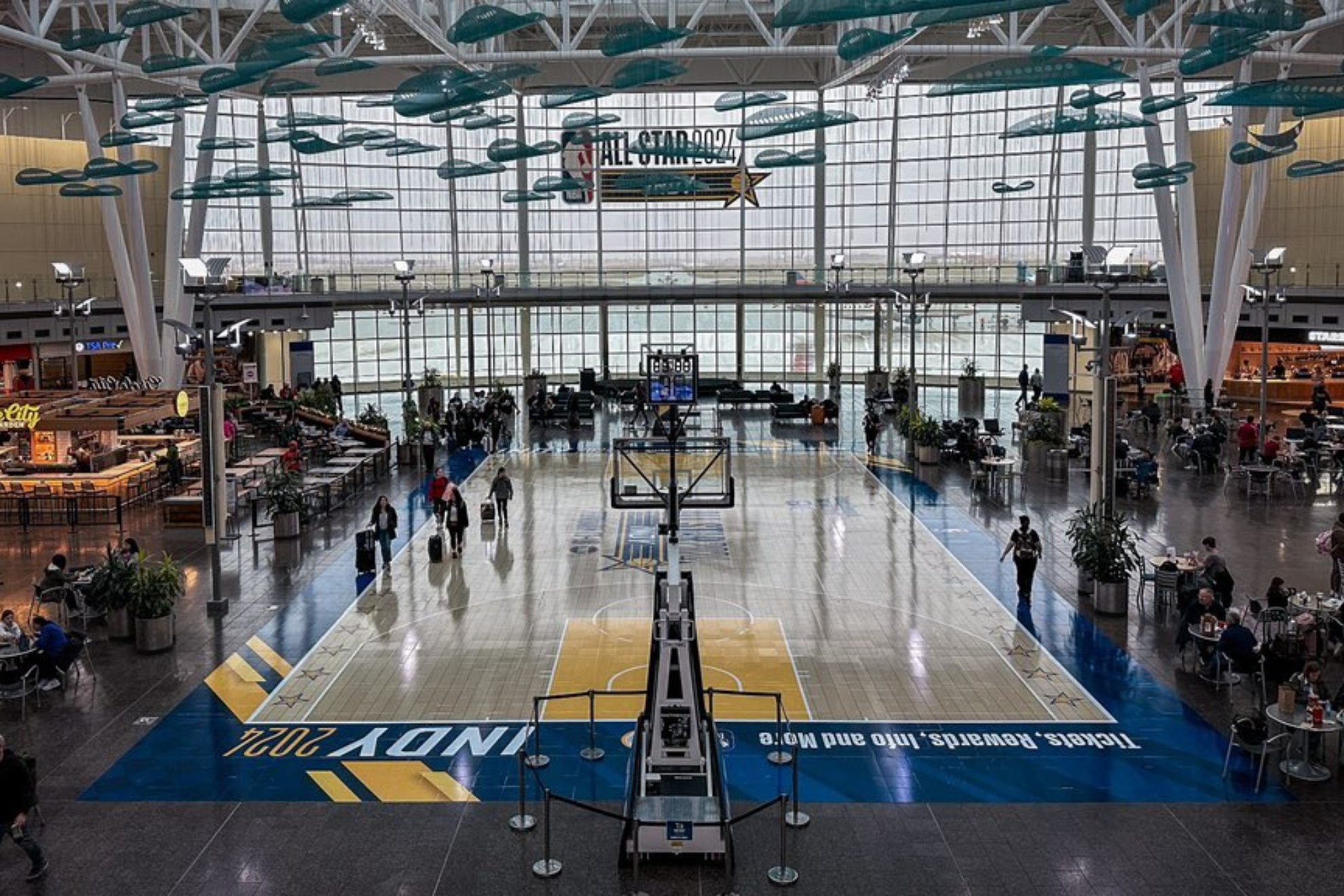Lo nunca visto: una cancha de baloncesto... en un aeropuerto!