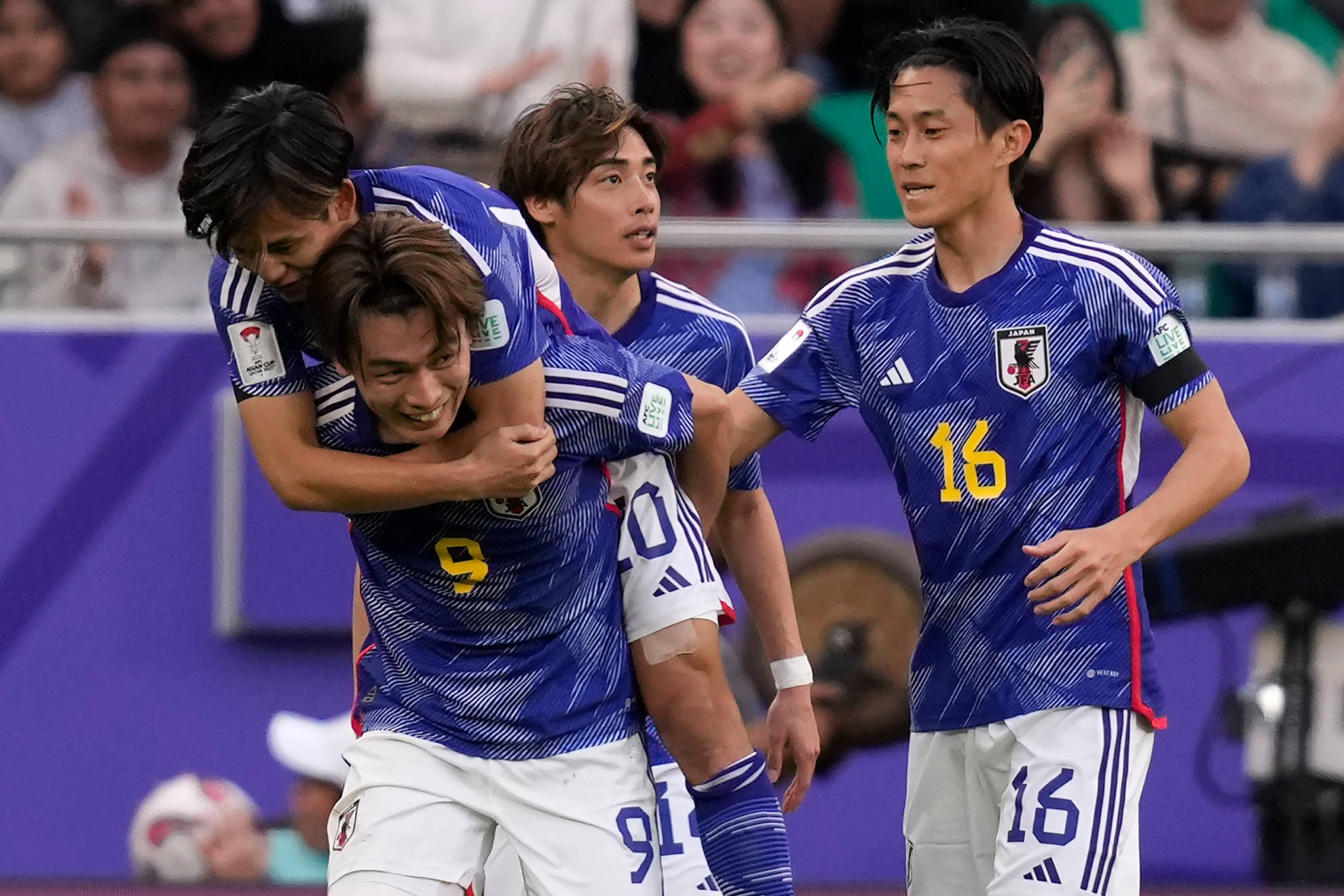 Los jugadores de Japn celebran un gol.