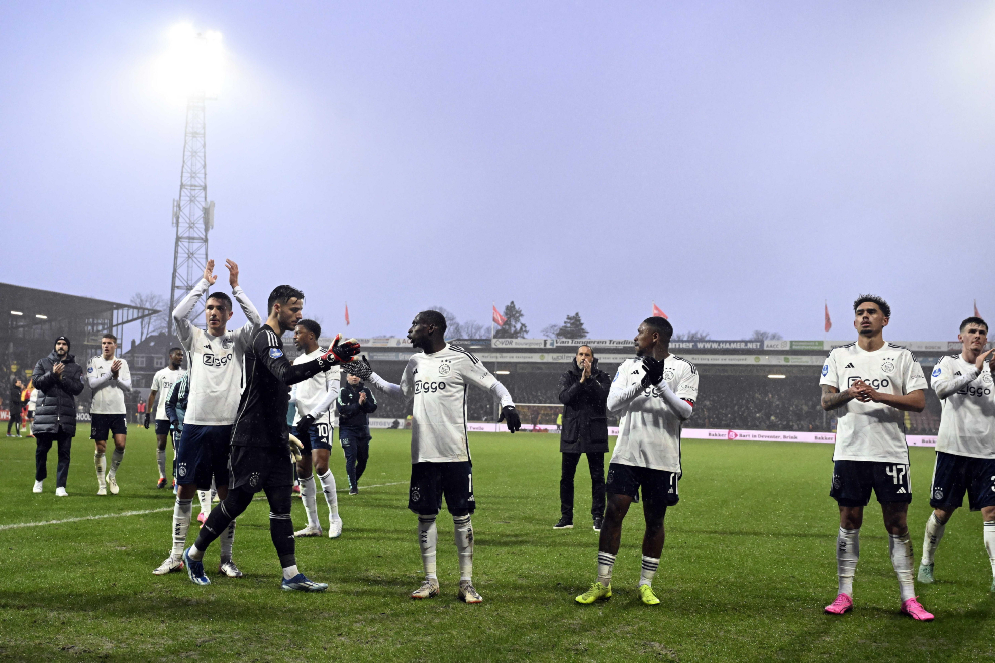 Los jugadores del Ajax celebran la victoria.