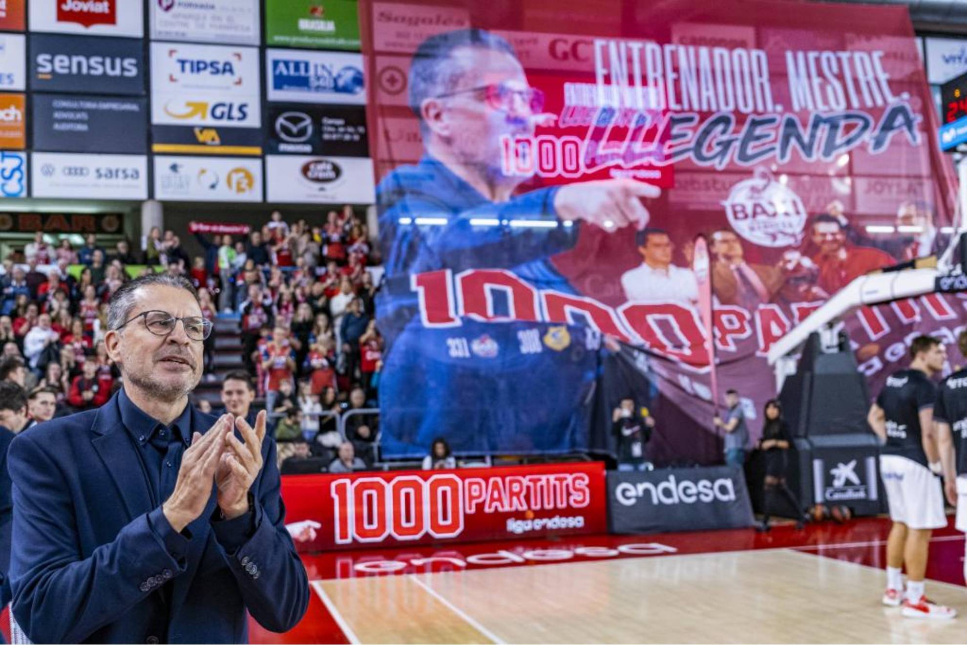 El entrenador del Baxi Manresa Pedro Martnez saluda a la aficin con motivo de los 1000 partidos dirigidos.