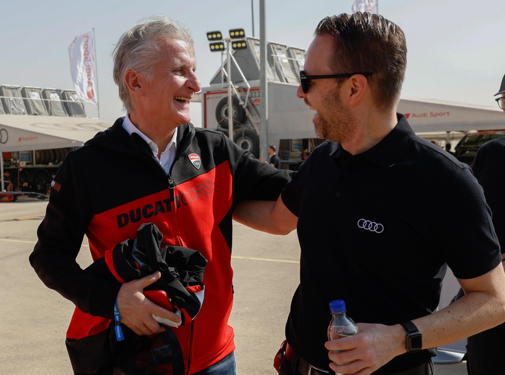 Ciabatti y Rolf Michl, CEO de Audi Sport, en el campamento de Riyadh.