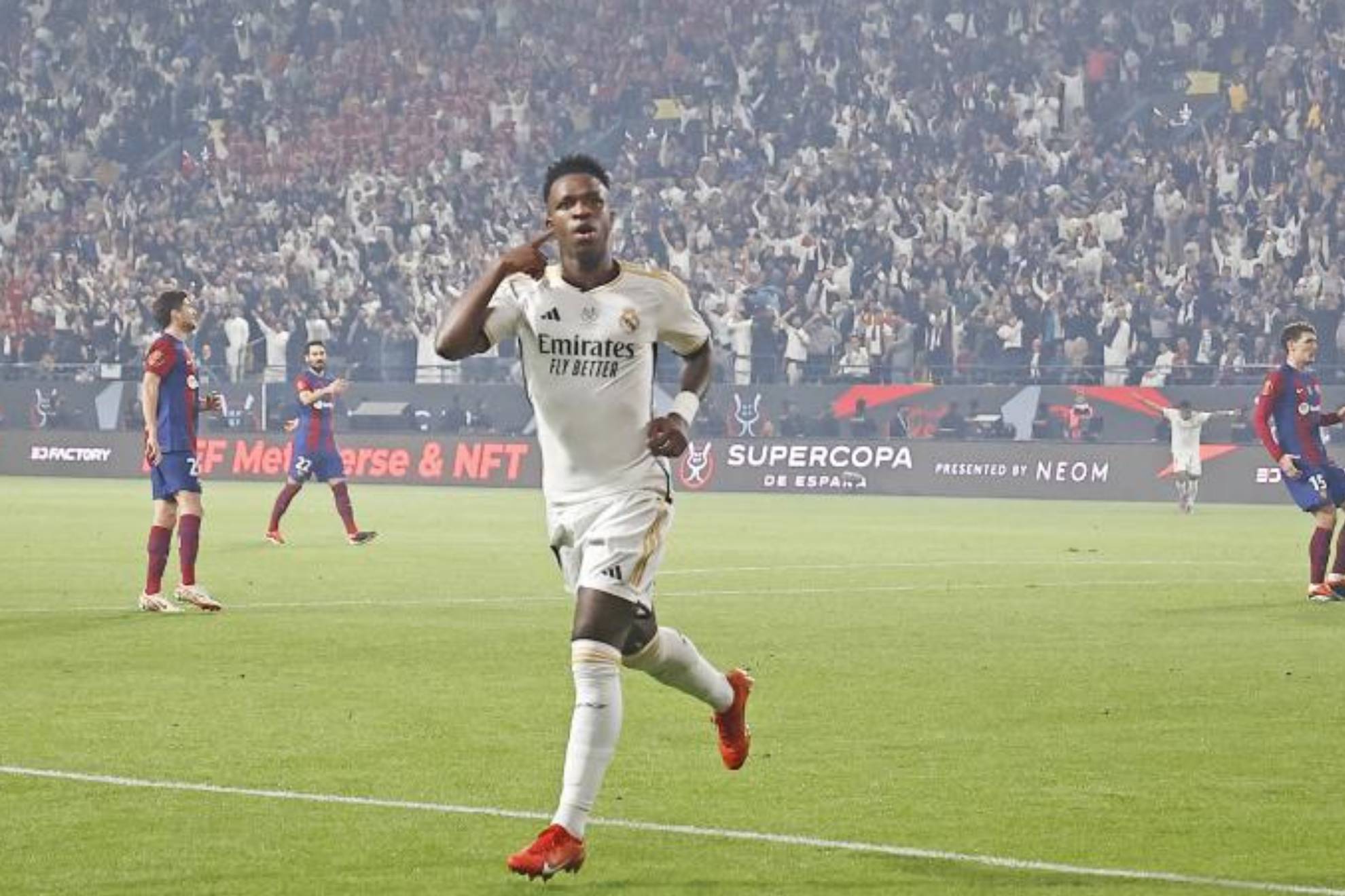 Vinicius puts on Cristiano's suit in Arabia: two great goals and CR7-like  celebration | Marca