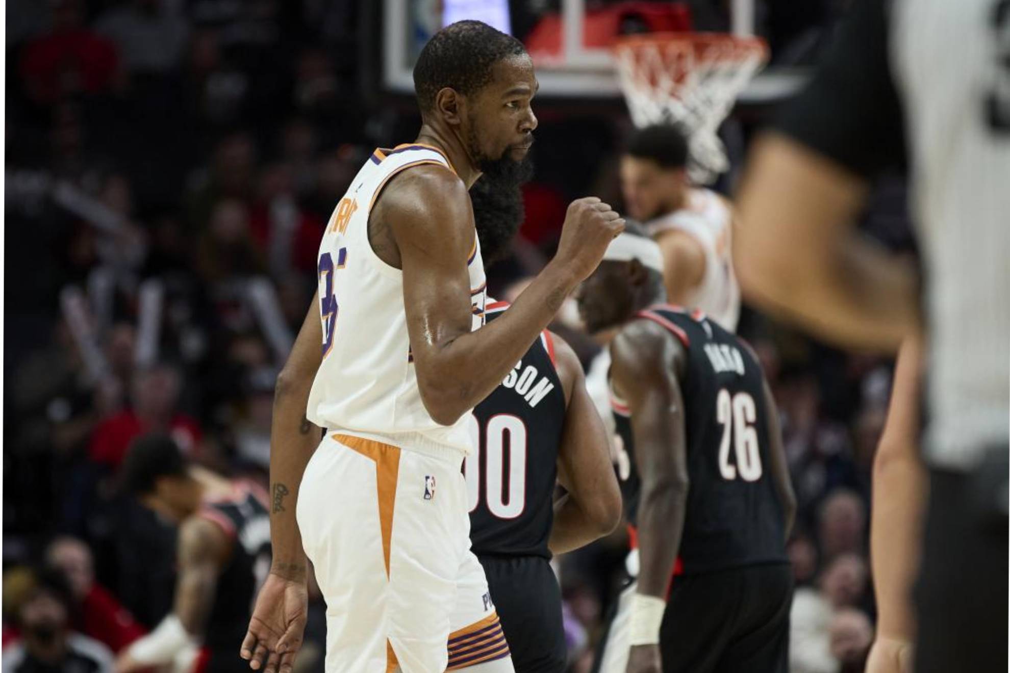 Kevin Durant celebra una canasta de los Suns ante los Blazers.
