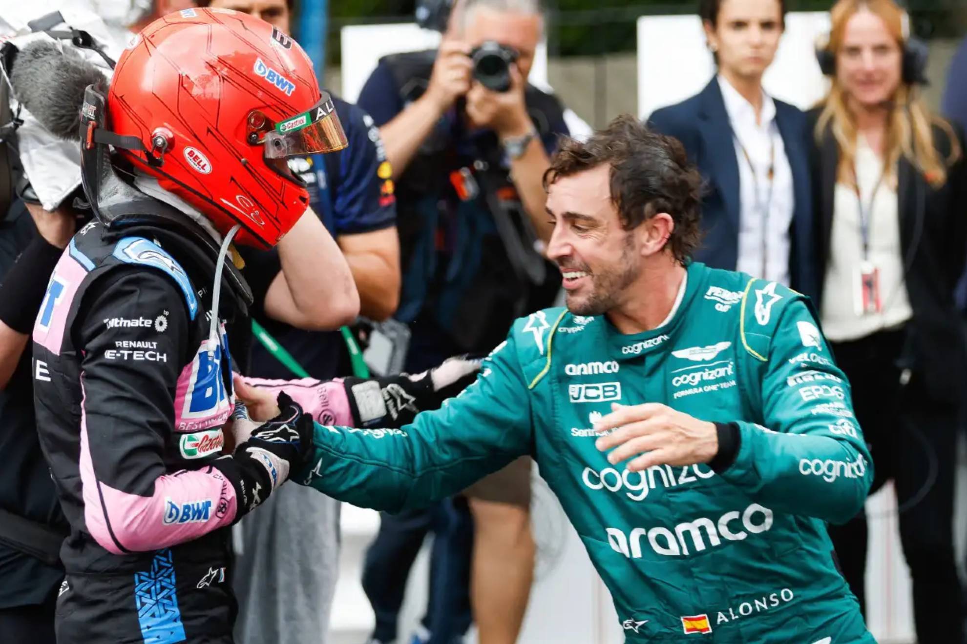 Ocon, felicitado por Alonso, tras el GP de M�naco 2023, donde el franc�s fue tercero por detr�s del espa�ol.