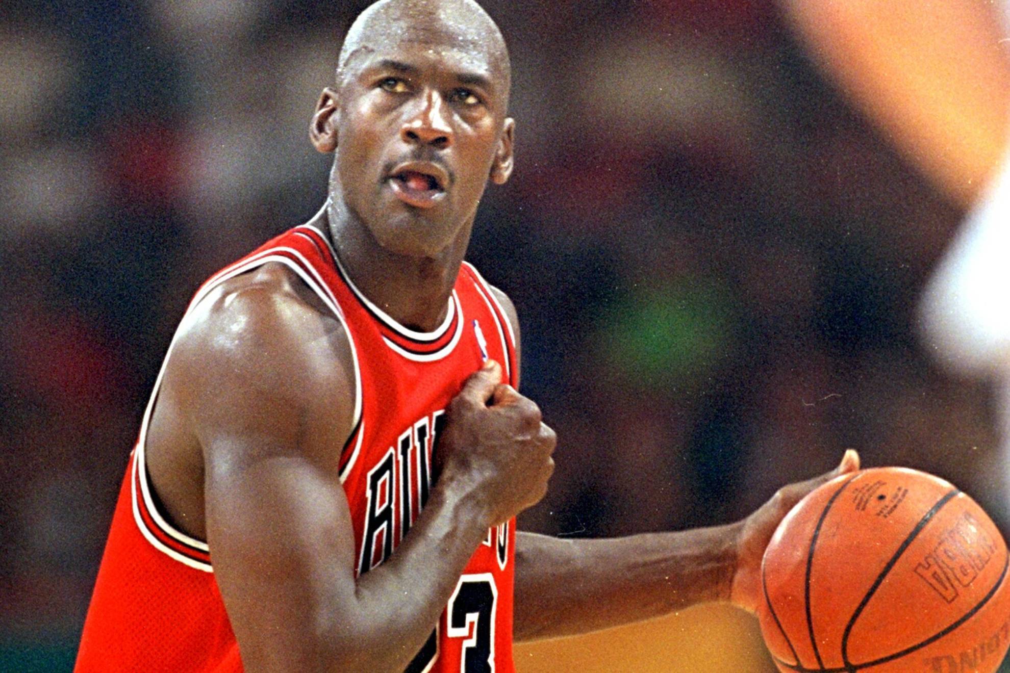 Michael Jordan, con el puño en el pecho.