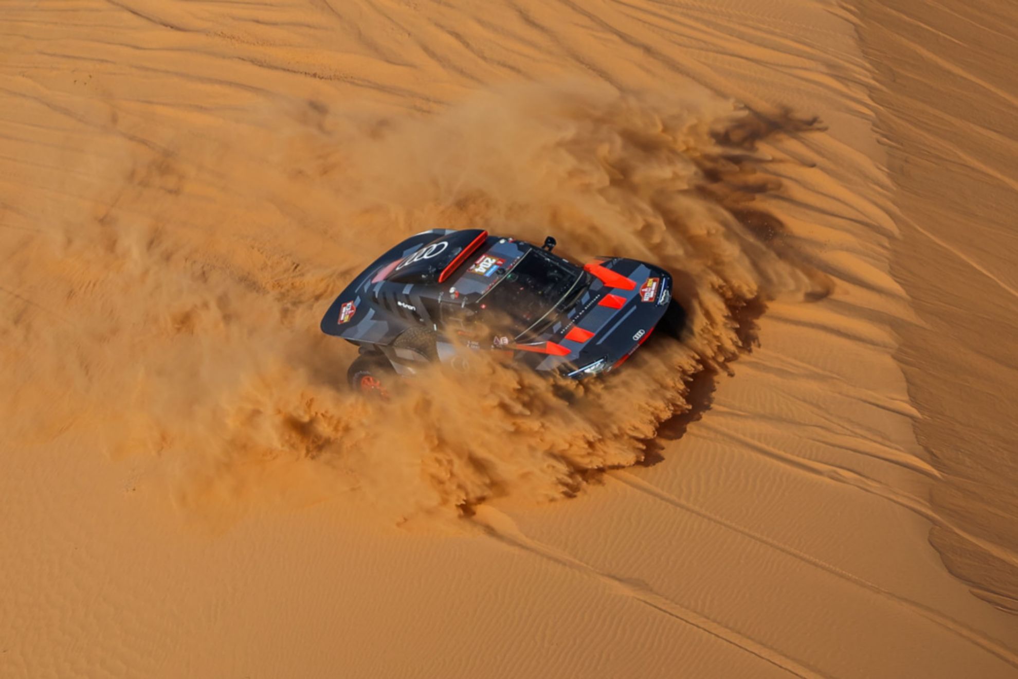 El Audi de Carlos Sainz, 'engullido' por una duna durante el recorrido de hoy.