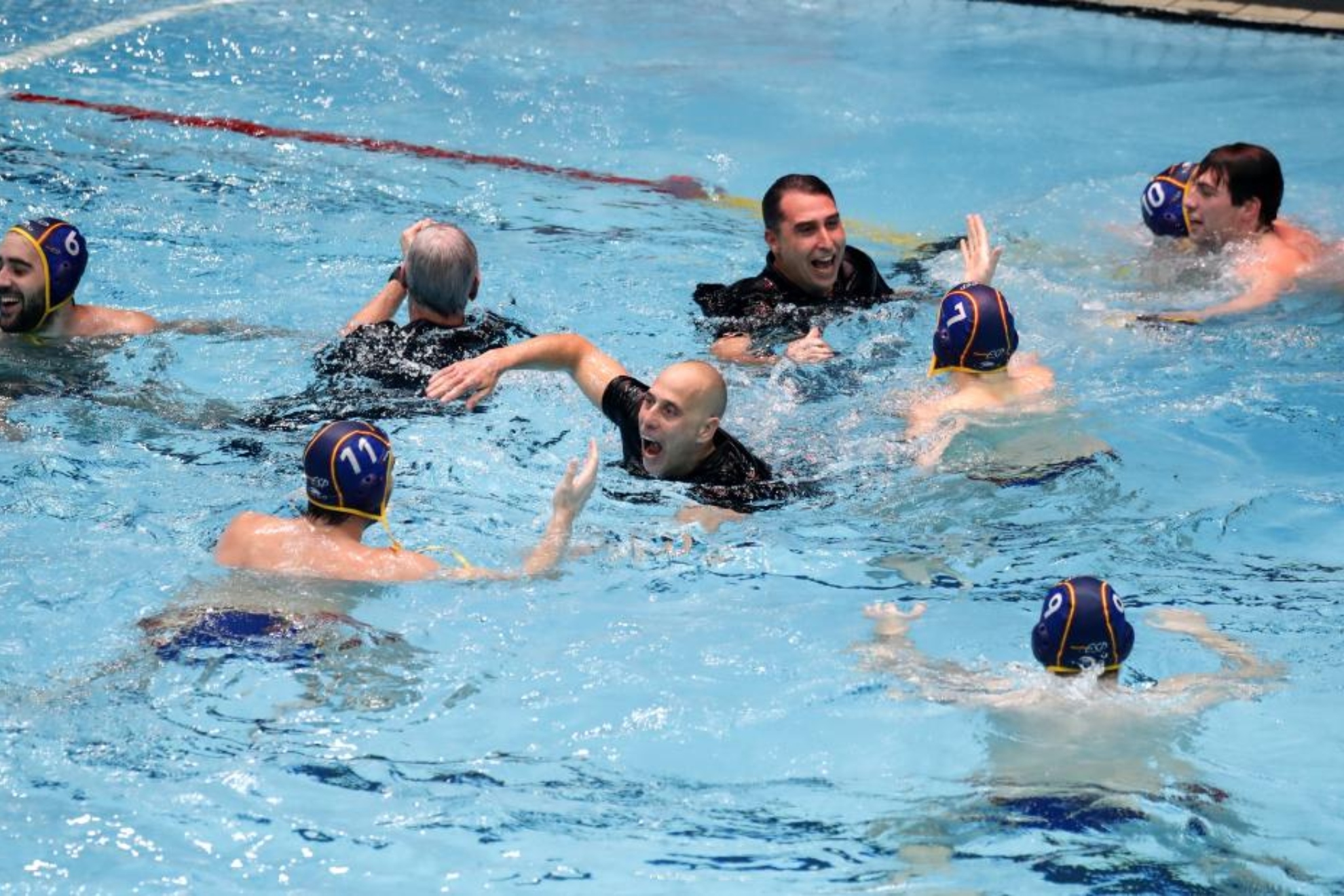 Jugadores y técnicos de la selección de waterpolo celebrando el oro europeo