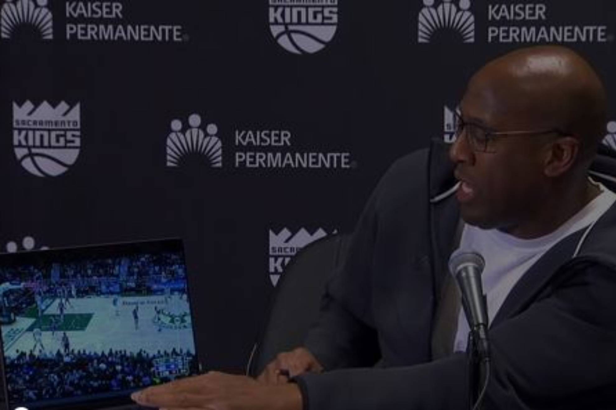 Mike Brown muestra un vídeo con una jugada polemica durante la rueda de prensa tras la derrota delos Kings ante los Bucks.