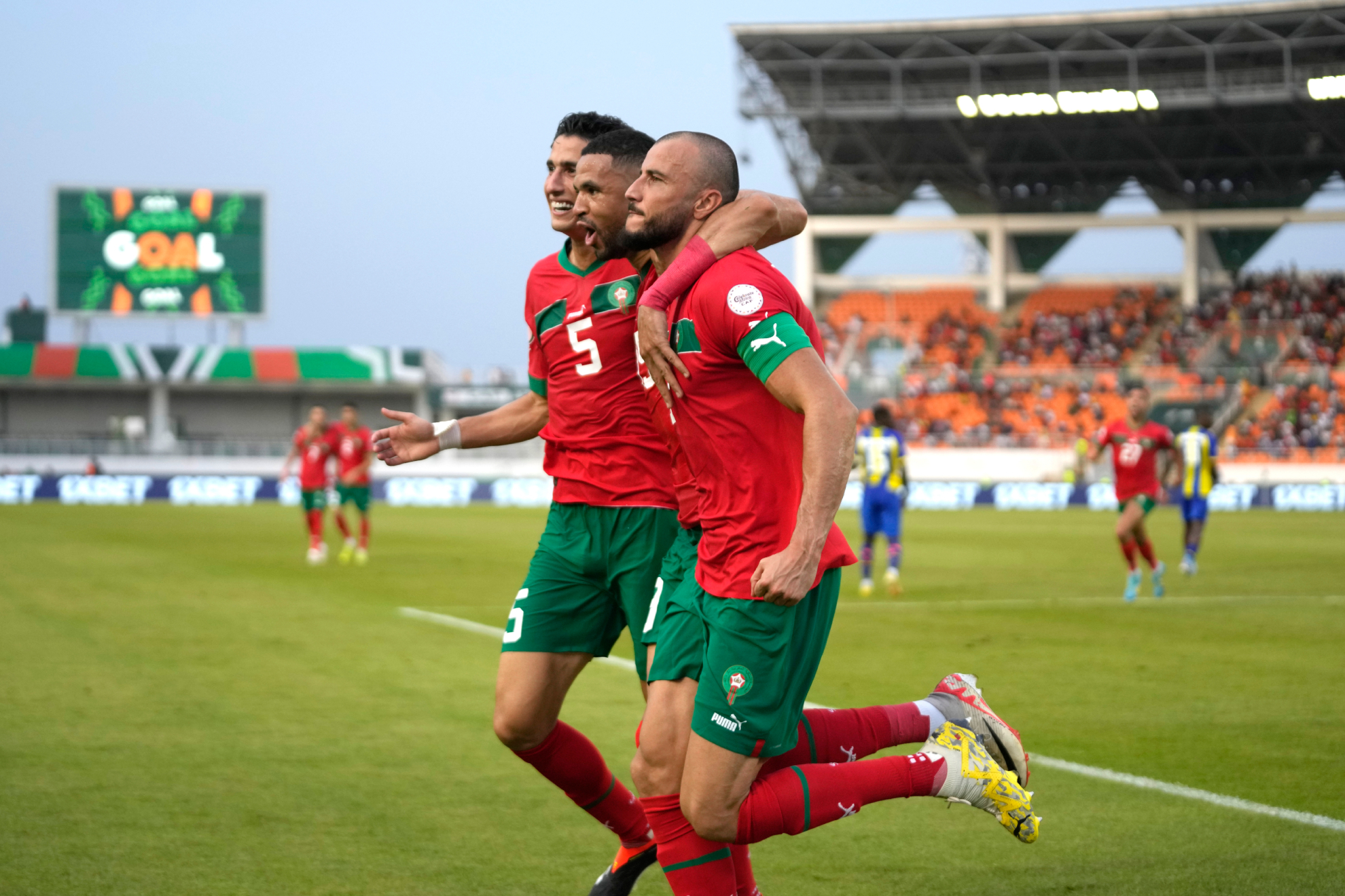 Los jugadores de Marruecos celebran uno de los goles ante Tanzania.