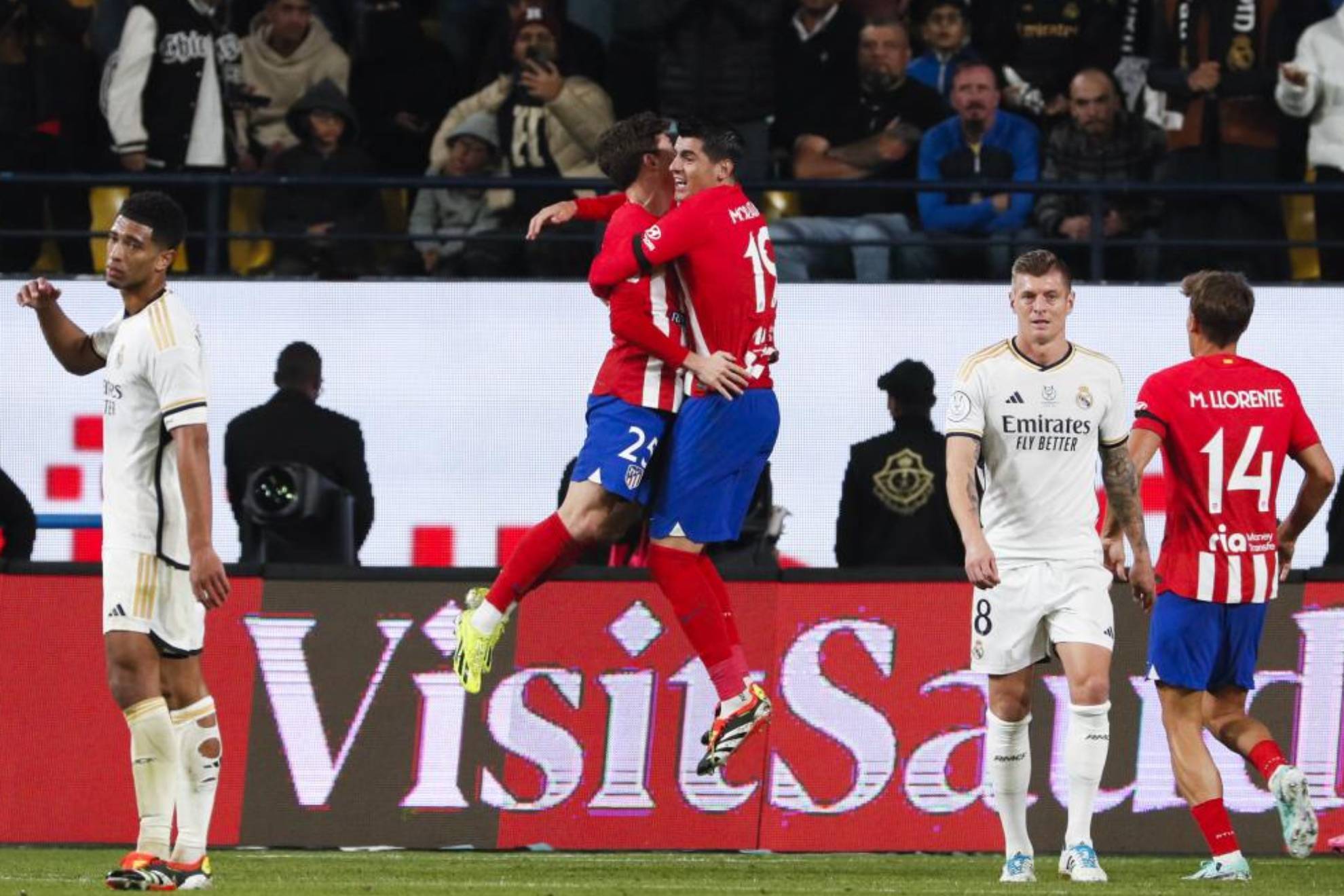Morata y Riquelme celebran un gol ante Kroos y Bellingham en la Supercopa.