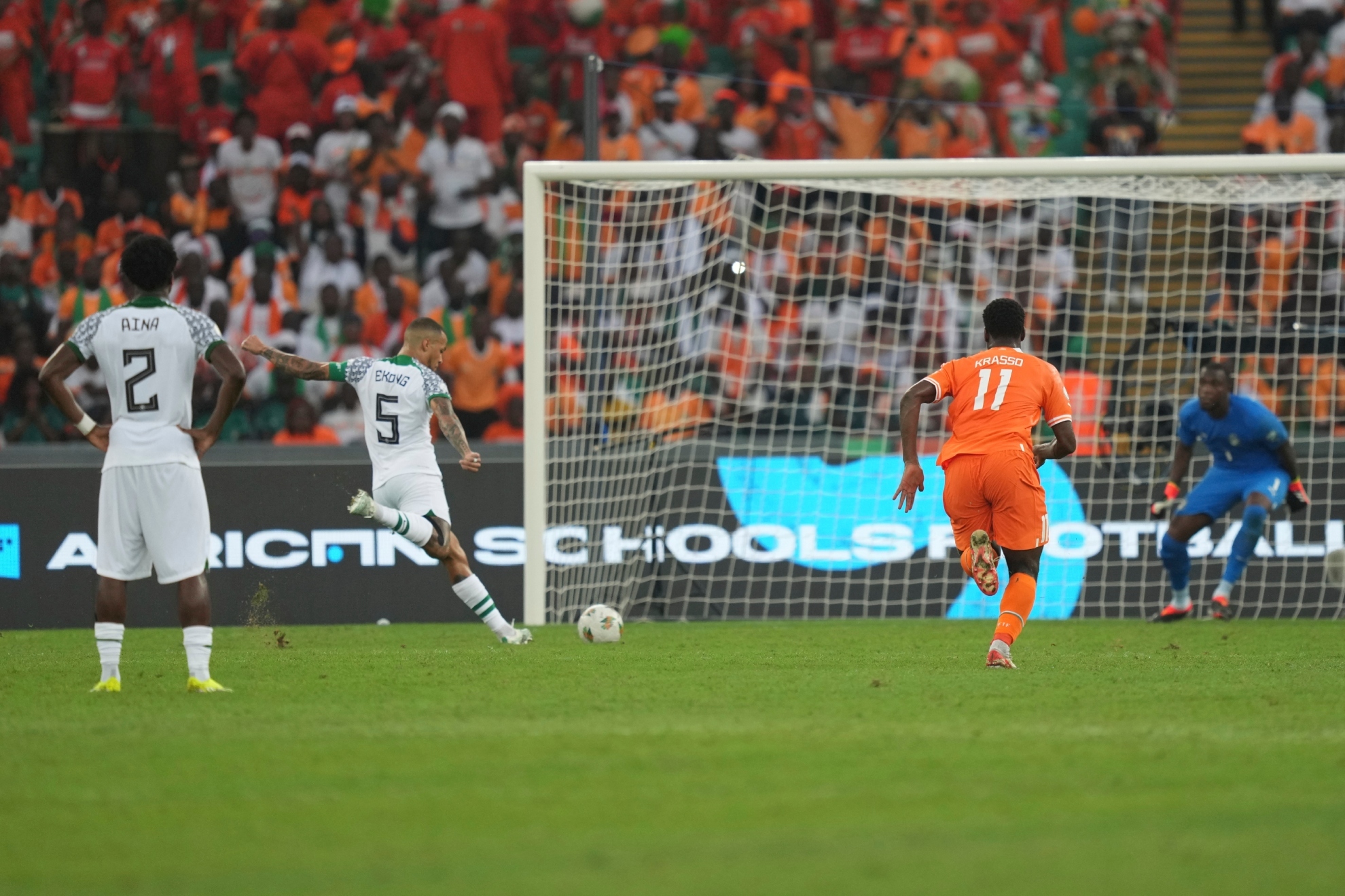 William Troost-Ekong marca de penalti para Nigeria.