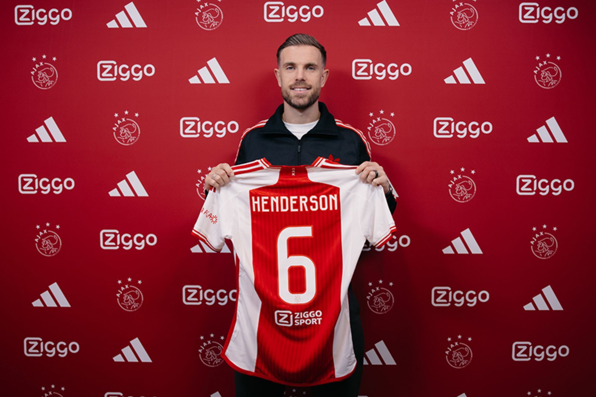 Jordan Henderson posa con la camiseta del Ajax.