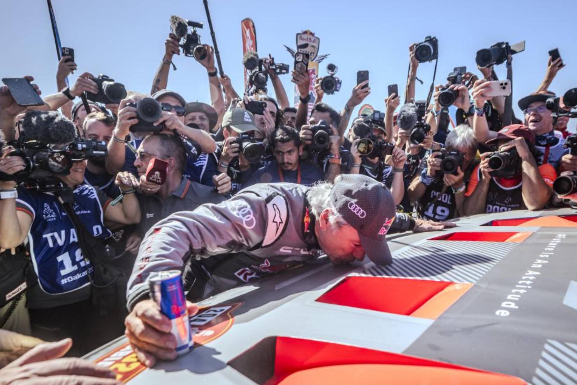 Carlos Sainz besa el capó de su Audi, en la celebración de su cuarto Dakar.