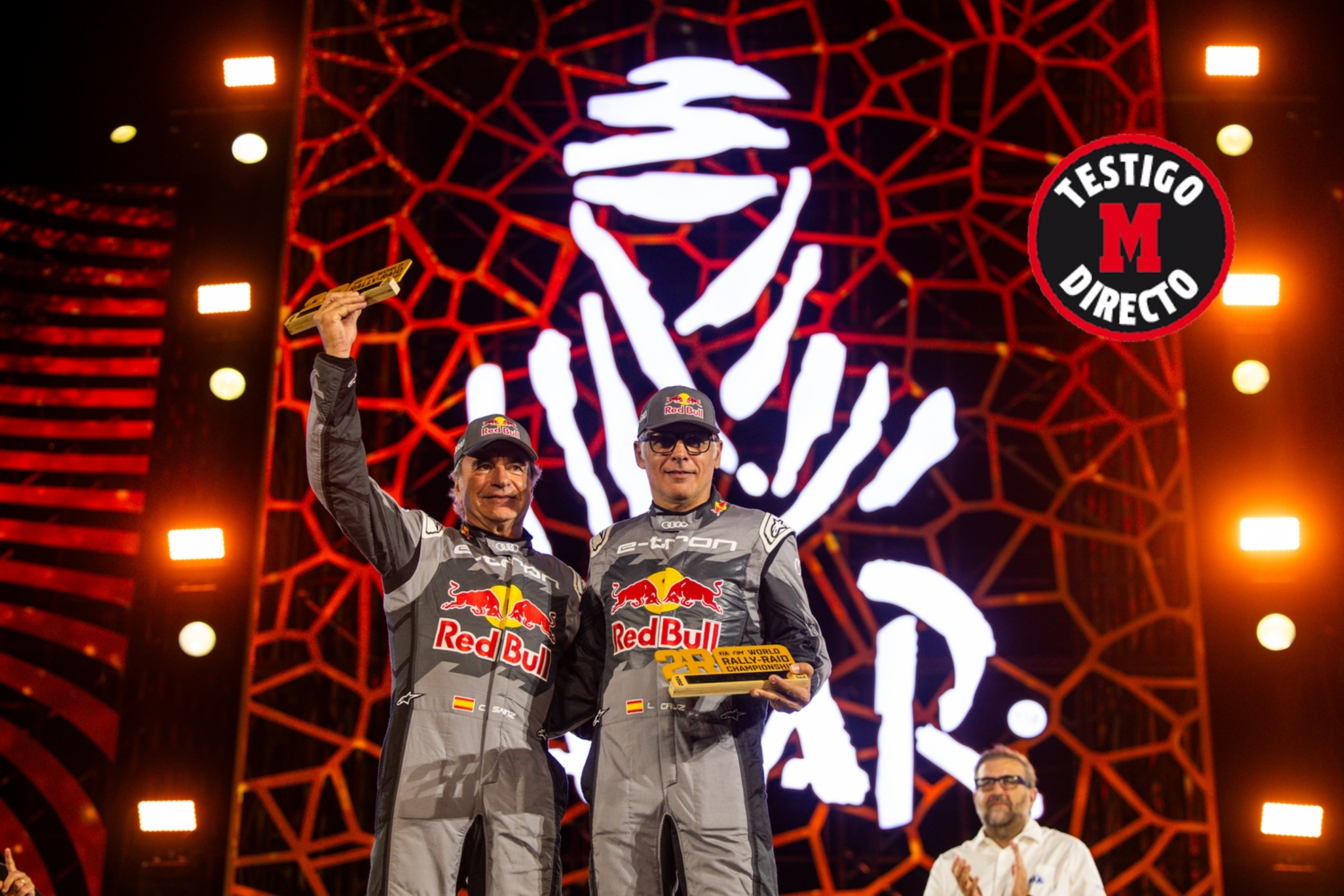 Carlos Sainz y Lucas Cruz, en el podio del Dakar 2024.
