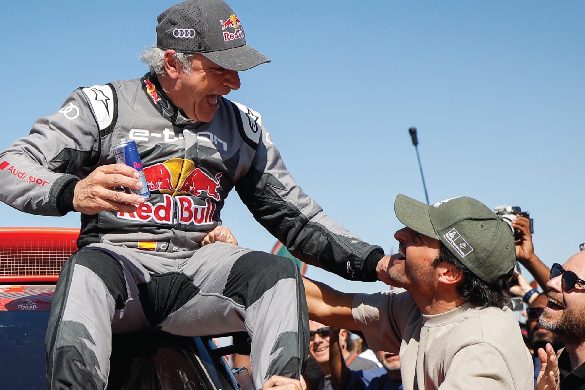 Sainz celebra con su hijo su victoria en el Dakar 2024.
