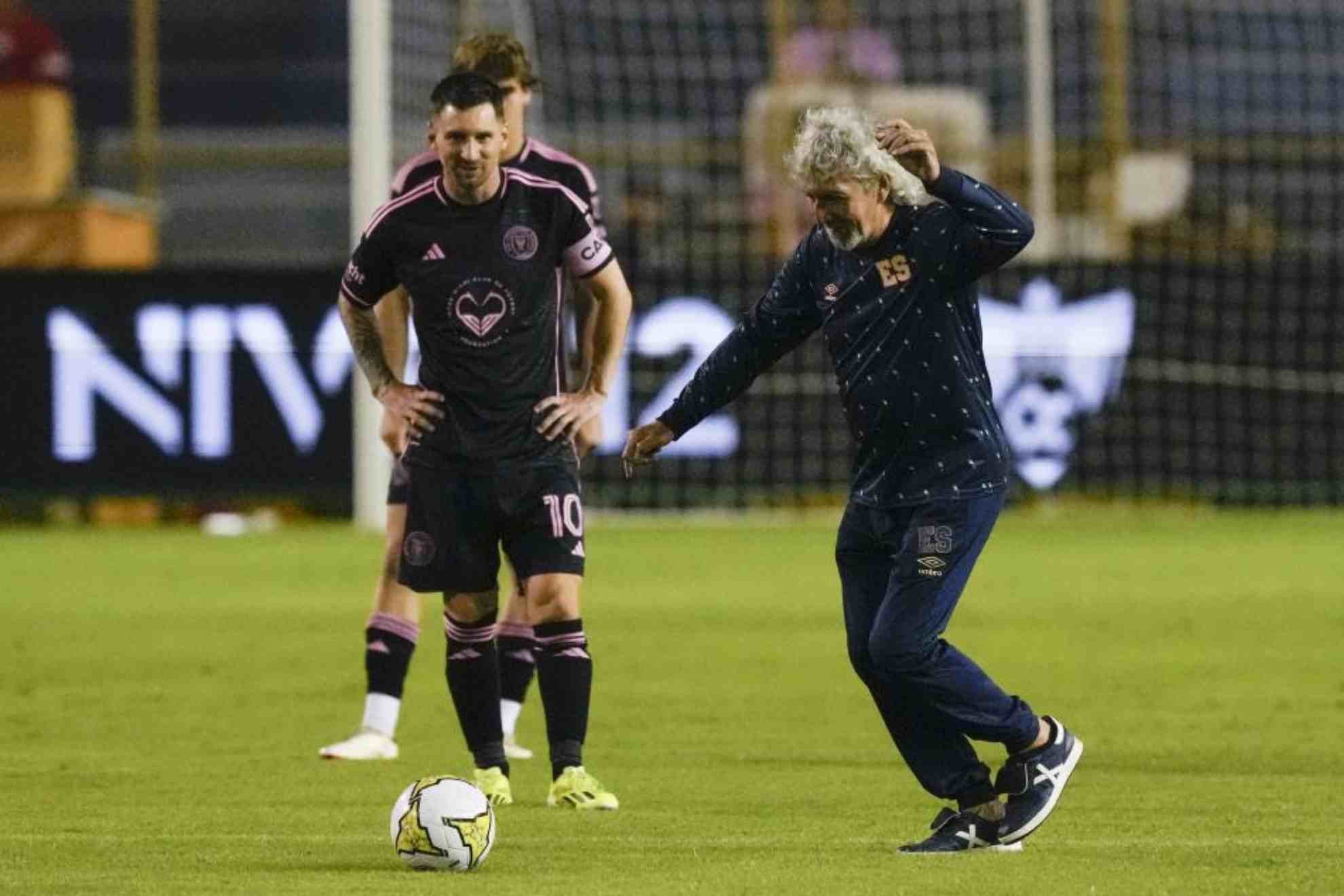 Mágico González hace el saque de honor mientras Leo Messi observa.