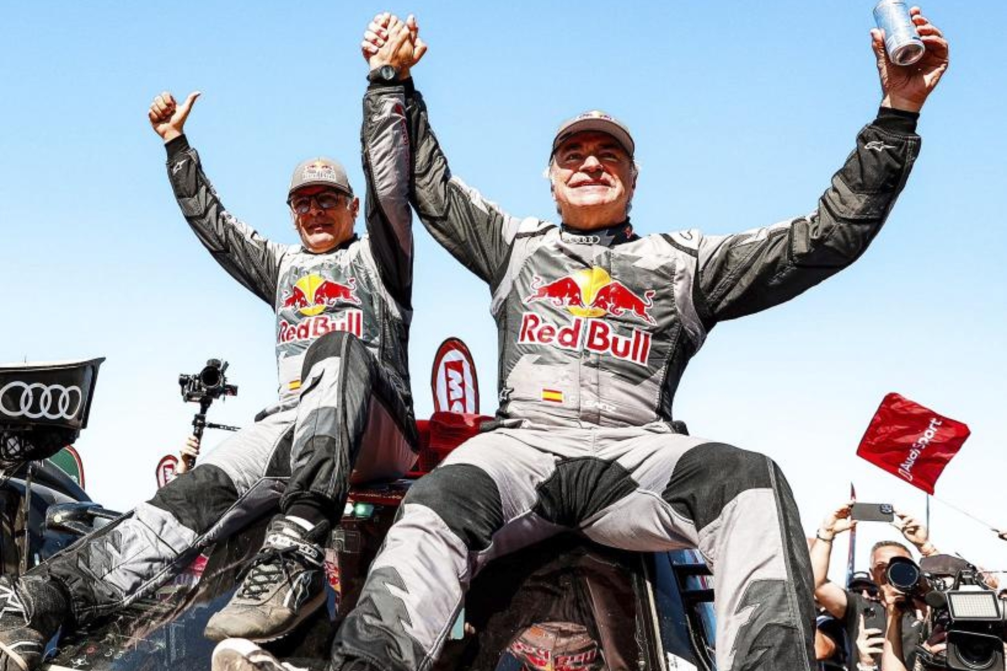 Carlos Sainz y su copiloto Lucas Cruz celebran la victoria en el Dakar.