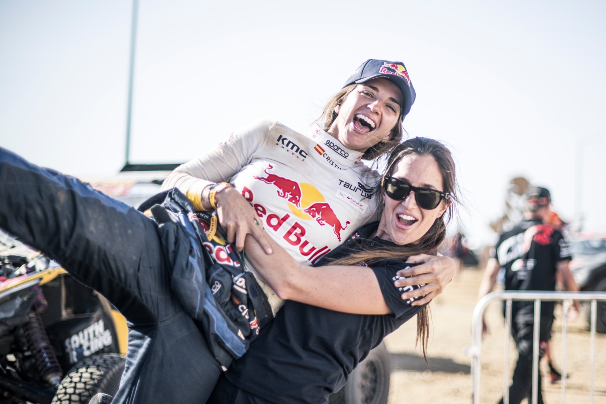 Cristina, felicitada por su equipo tras el triunfo en el Dakar.