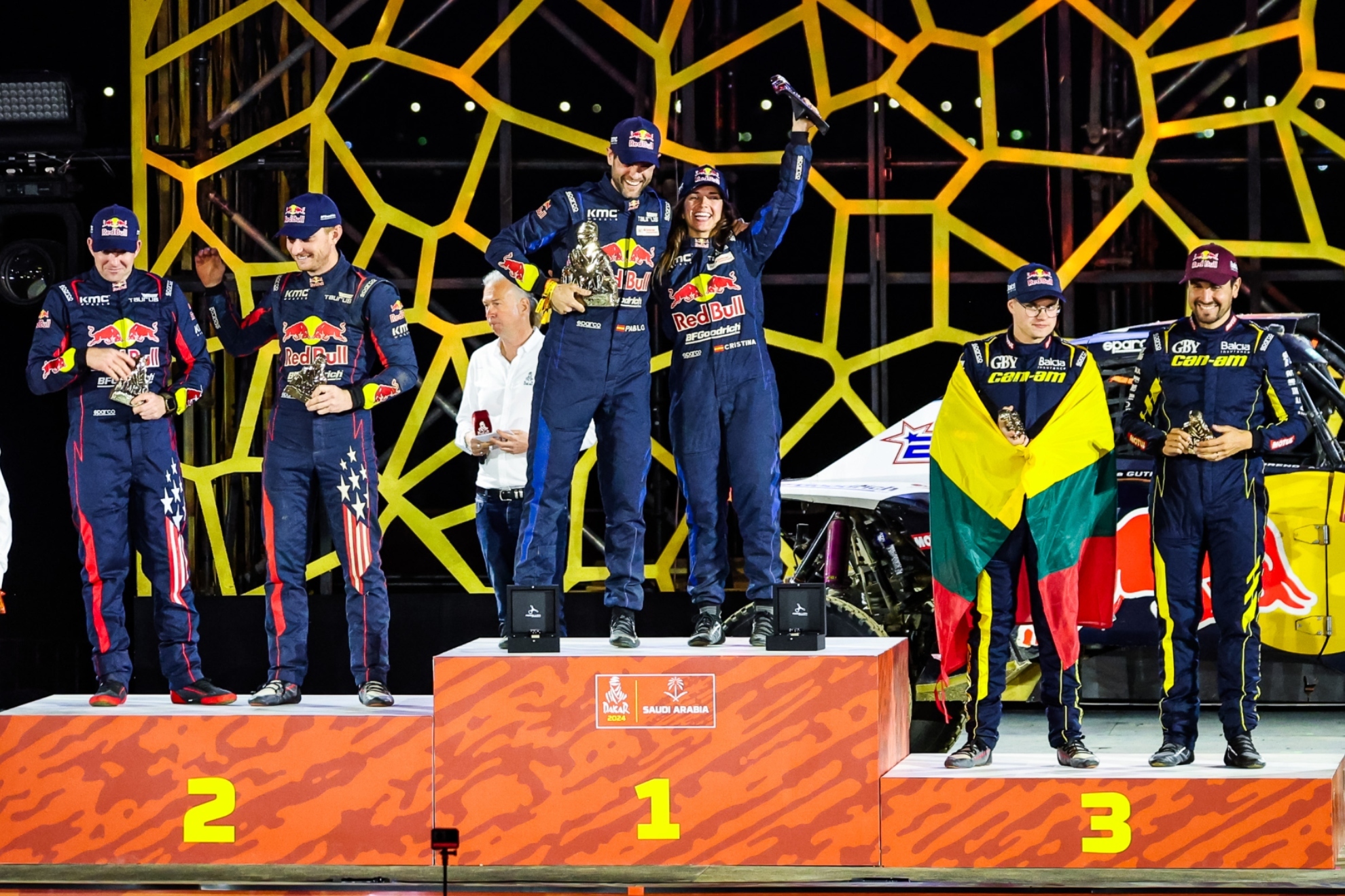 La histrica imagen de Cristina Gutirrez en el podio de vencedores del Dakar 2024.