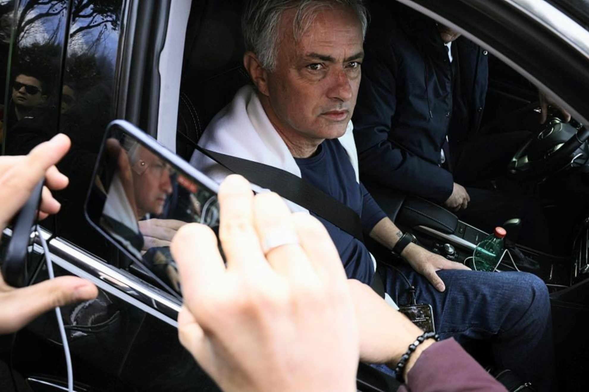 Mourinho, en el interior de un coche, a la salida del centro de entrenamiento de la Roma.