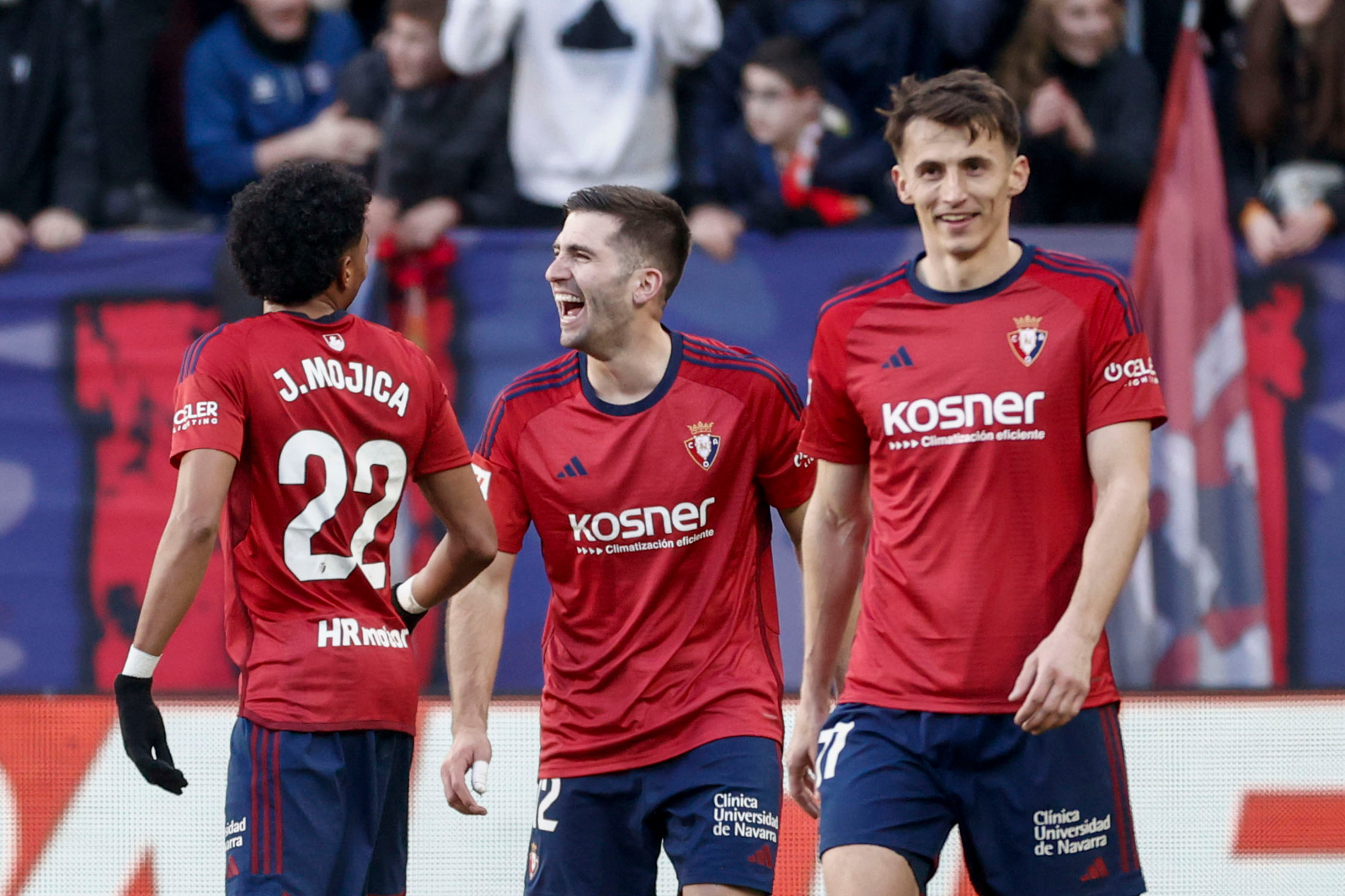 Areso celebra junto a Mojica y Budimir su gol al Getafe.