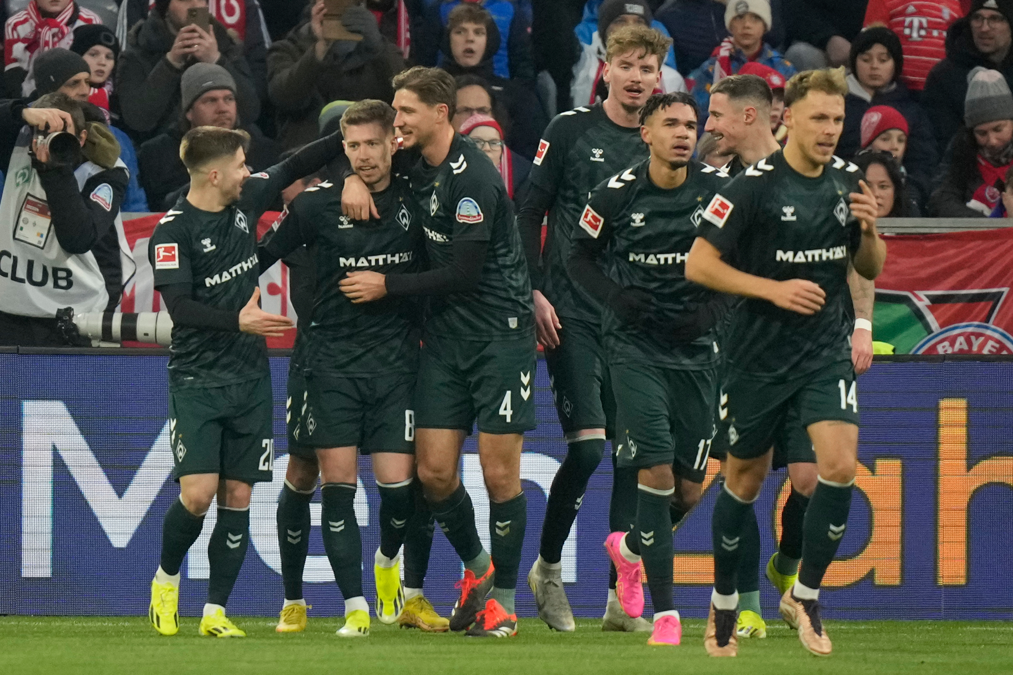 Los jugadores del Bremen celebran el gol en Mnich.