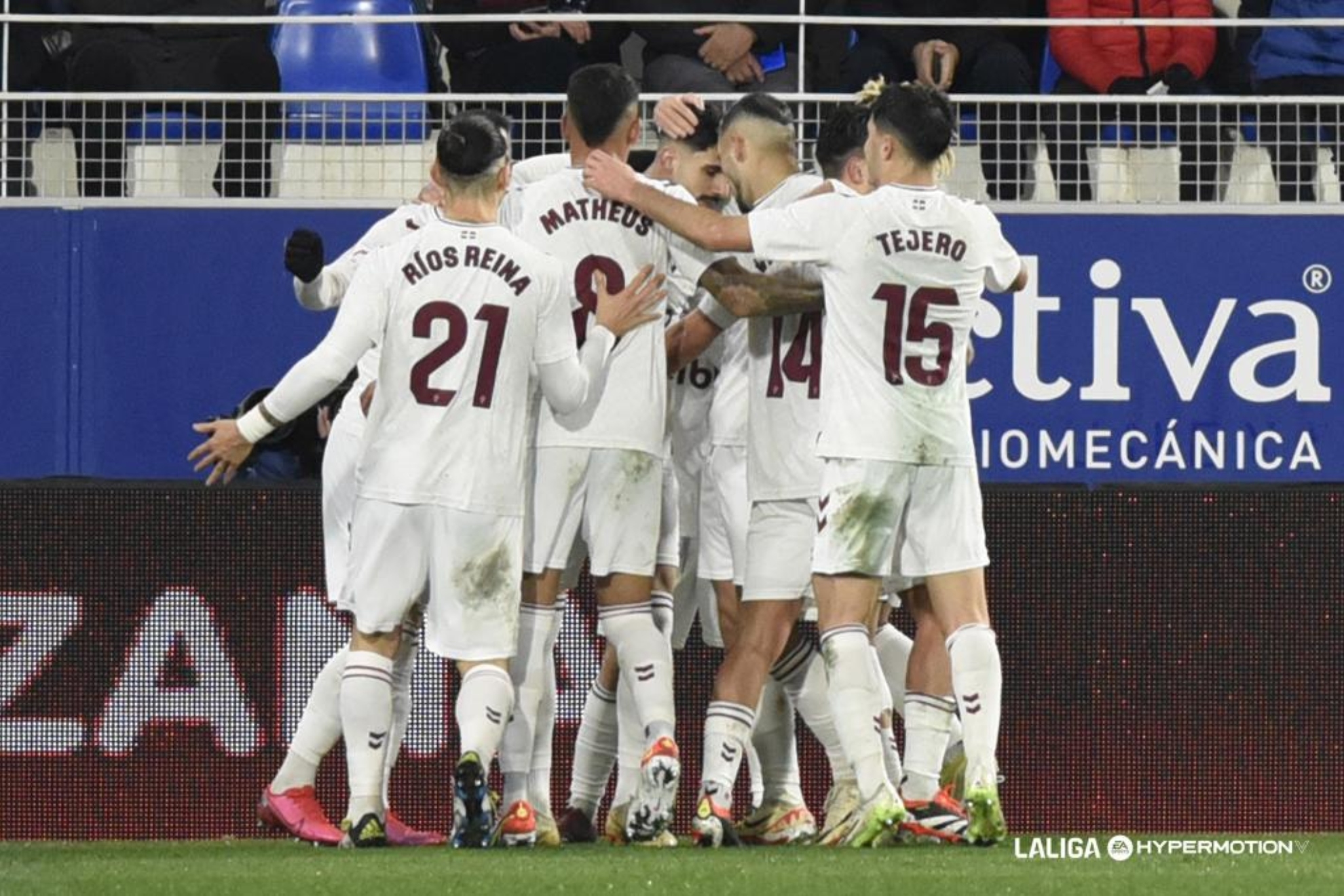 Los jugadores del Eibar celebran uno de sus goles al Huesca.