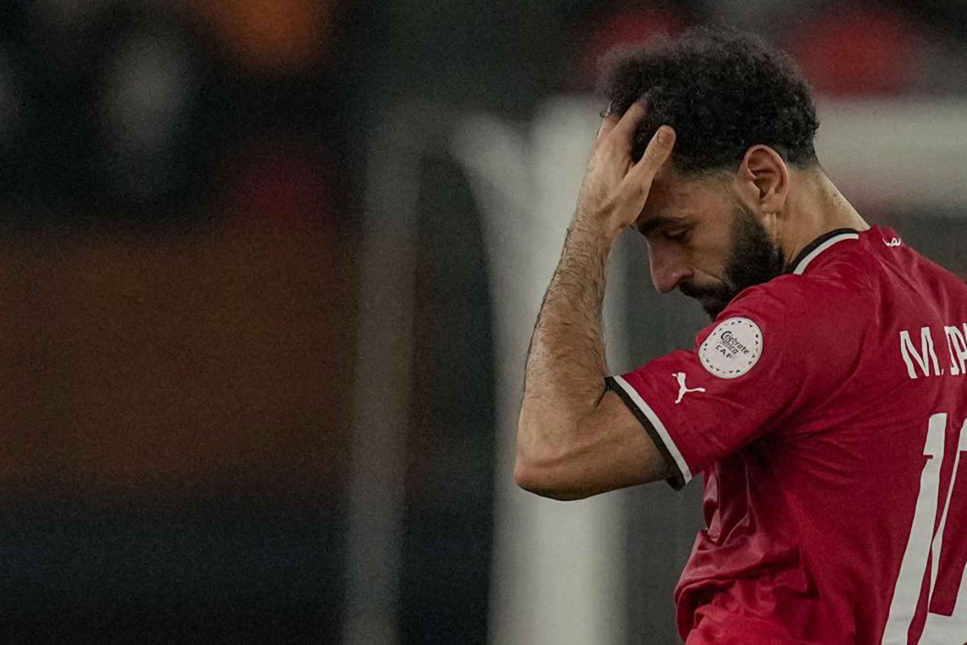 Salah se lamenta durante un partido de la Copa África.
