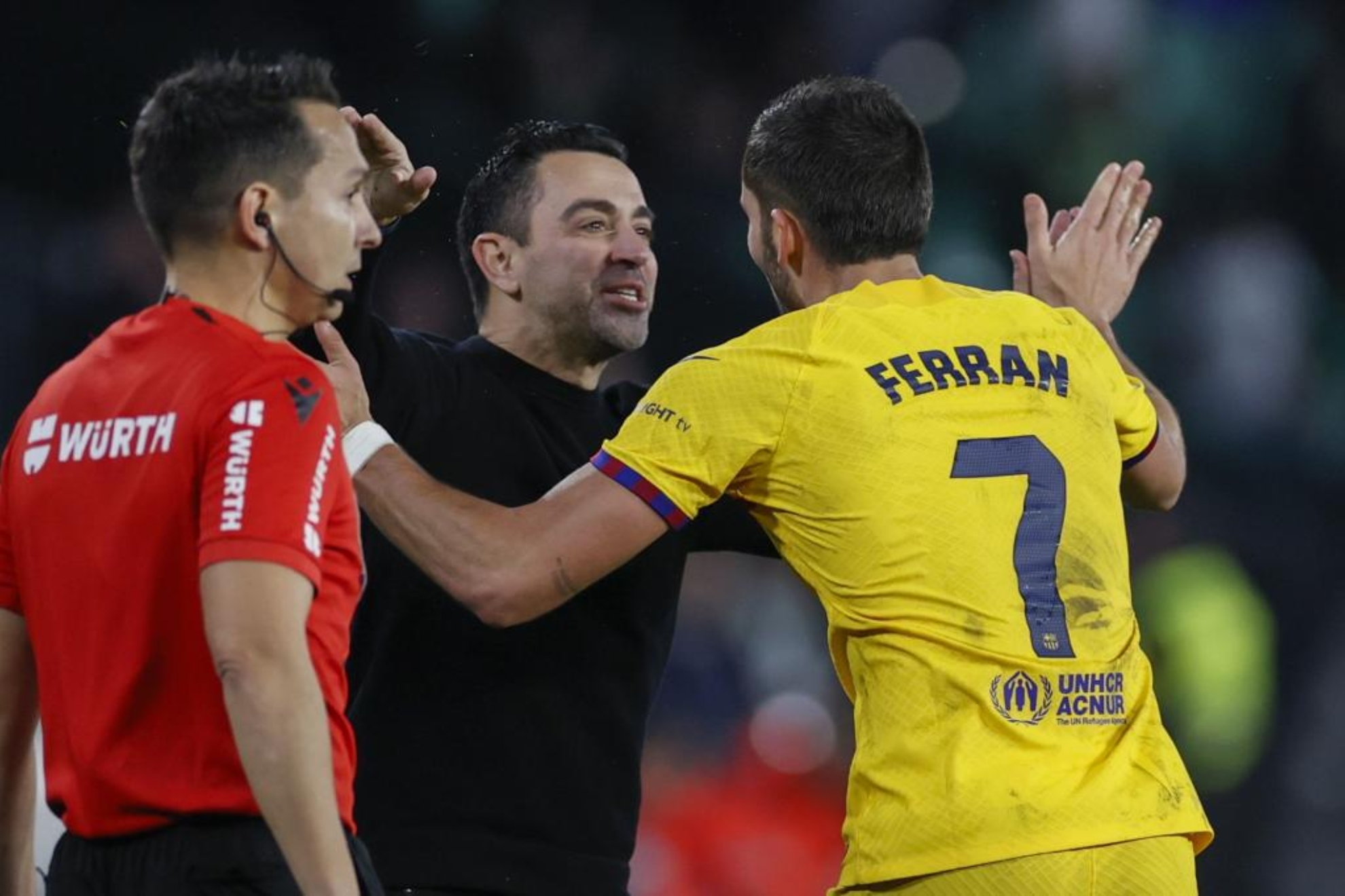 Ferran celebra con Xavi uno de los goles.