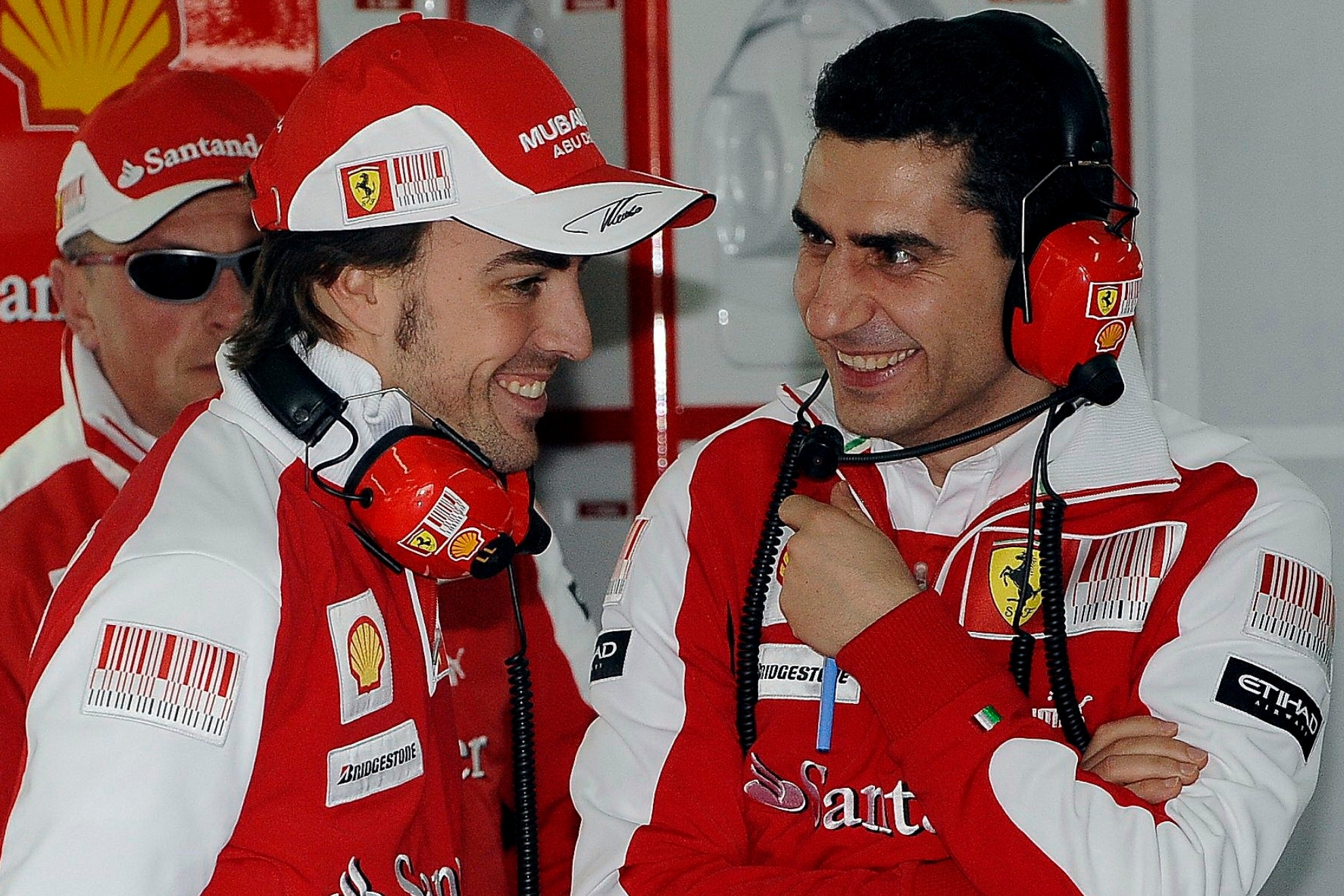 Andrea Stella conversa con Fernando Alonso, cuando ambos estaban en Ferrari.