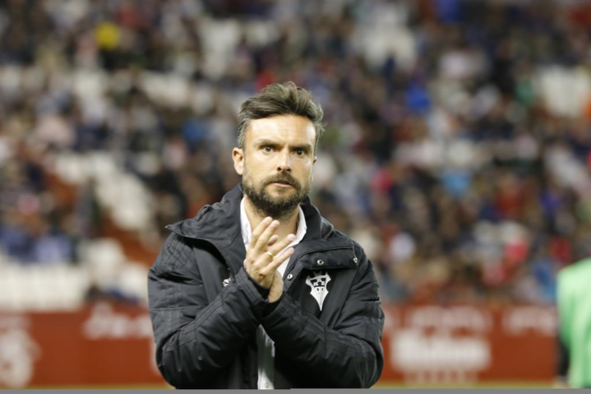 Rubén Albes aplaude a la afición del Albacete tras un partido.
