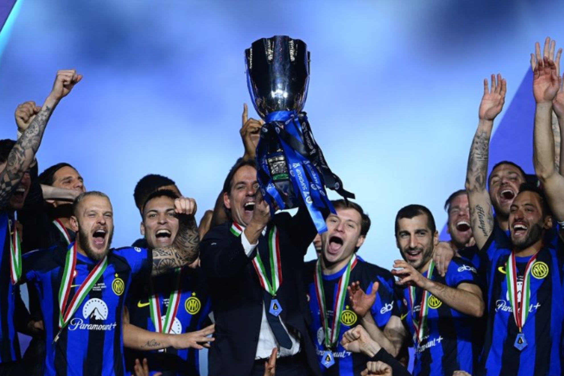 Simone Inzaghi levanta la Supercopa italiana.