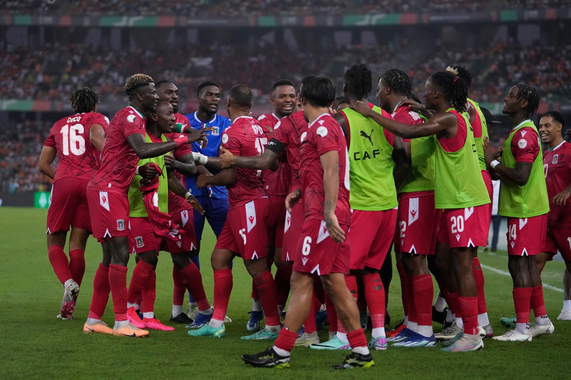 Los jugadores de Guinea Ecuatorial celebran la victoria contra Costa de Marfil.