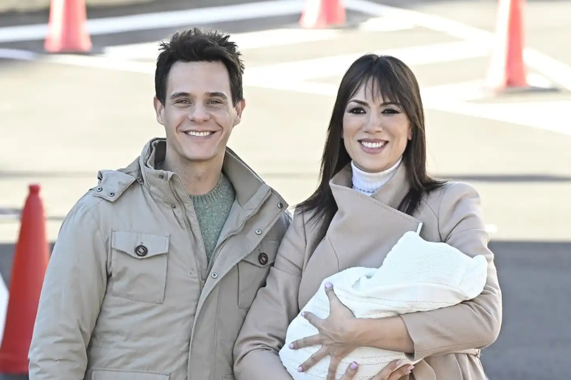 Christian Glvez y Patricia Pardo con su beb Luca.