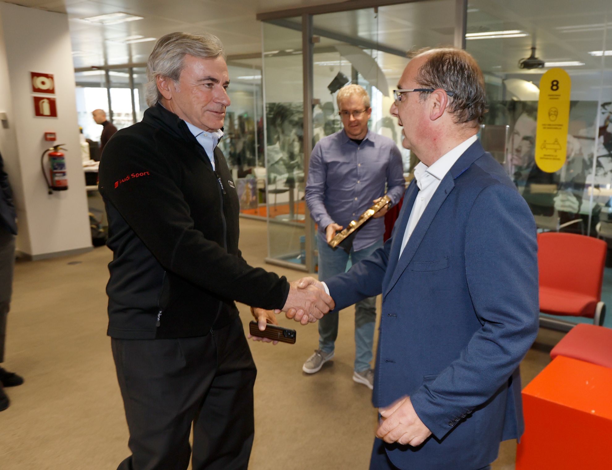 Carlos Sainz saluda a Juan Ignacio Gallardo, director de MARCA.