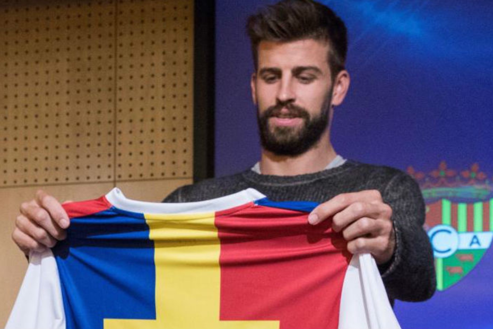 Piqu posa con la camiseta tricolor del Andorra.