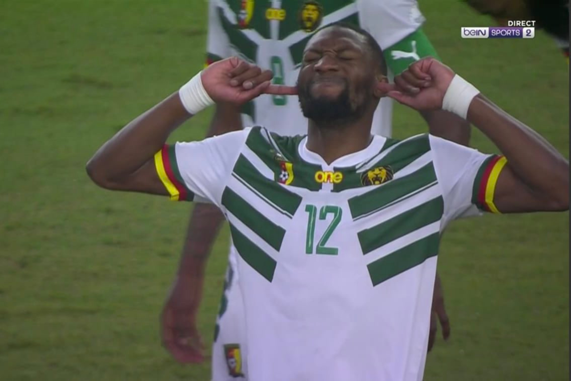 Toko Ekambi celebra uno de los goles de Camerún.