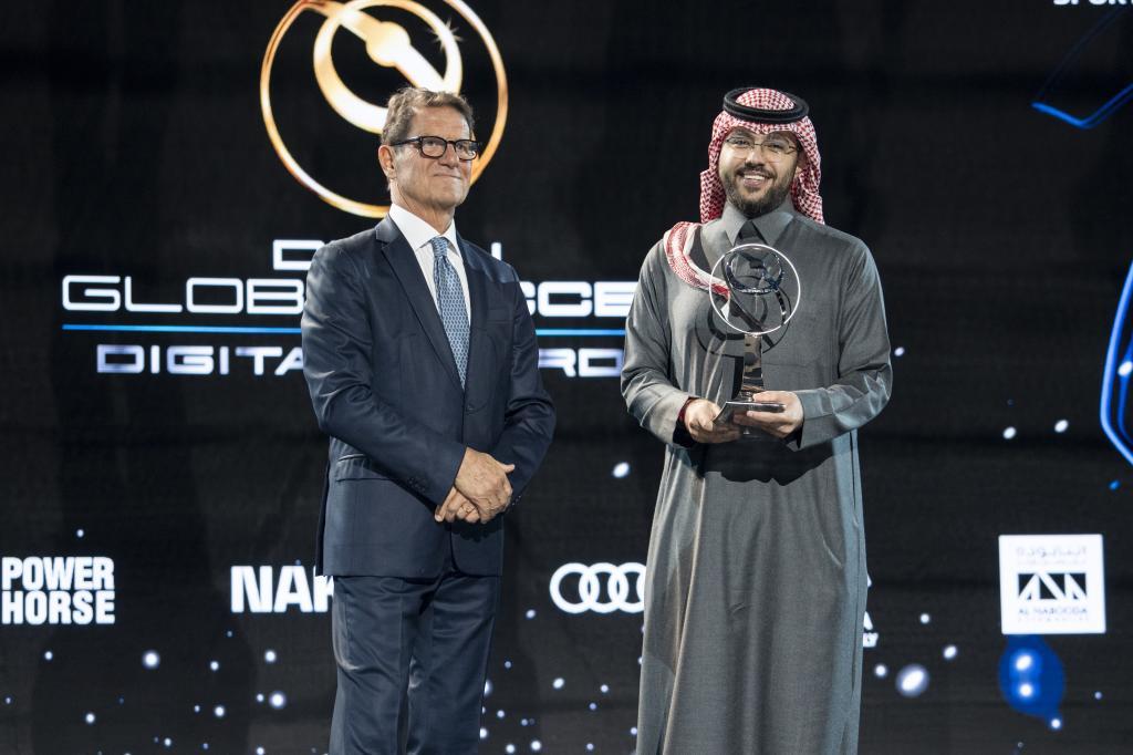 Fabio Capello entrega un premio durante la Gala Globe Soccer celebrada en Dubai la semana pasada.
