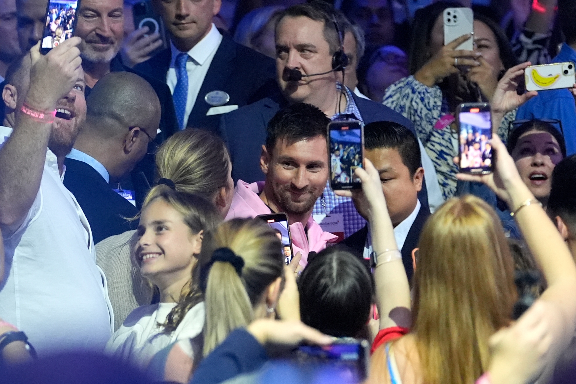 Leo Messi, rodeado de gente en la ceremonia de Royal Caribbean.