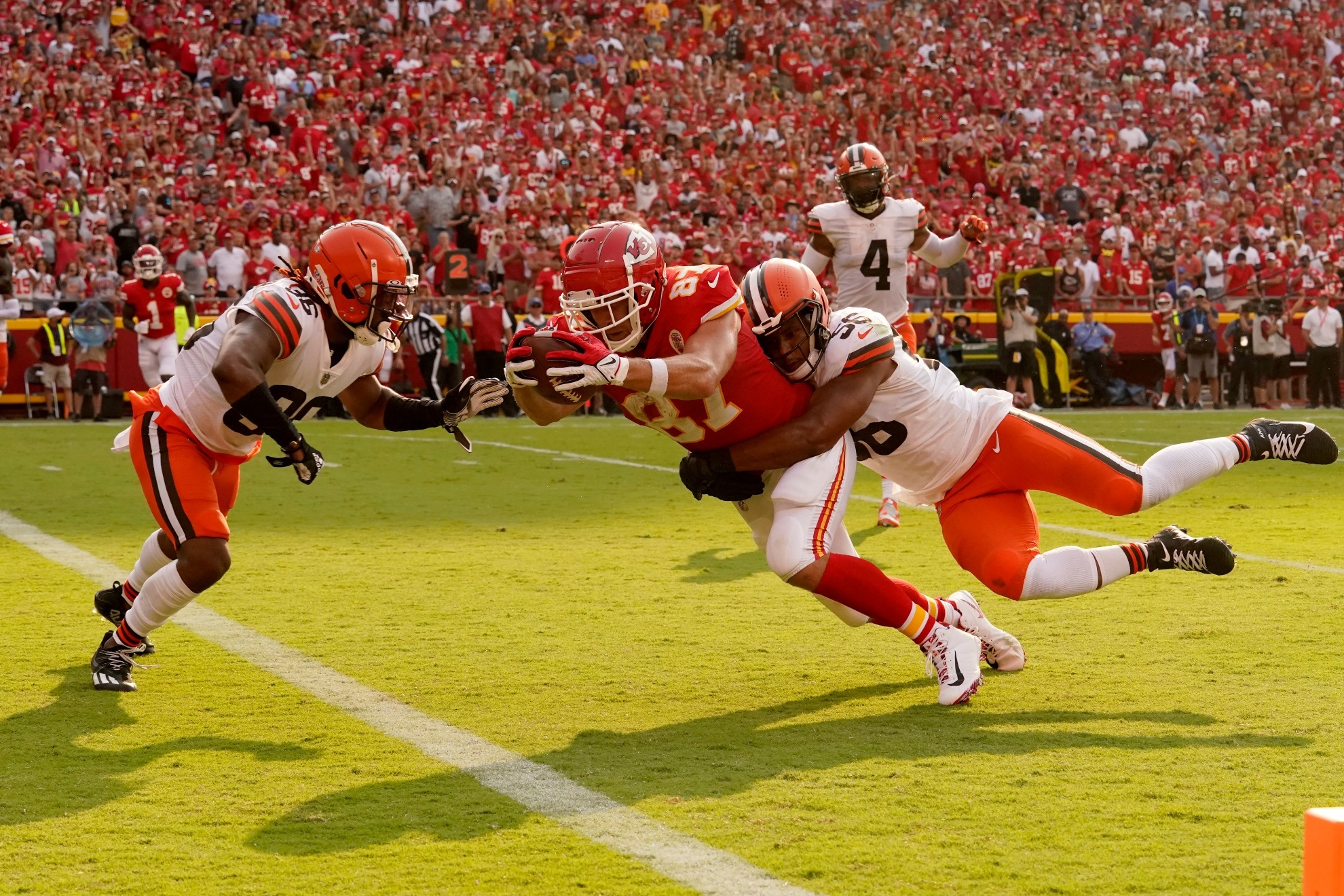Travis Kelce playing against the Cleveland Browns