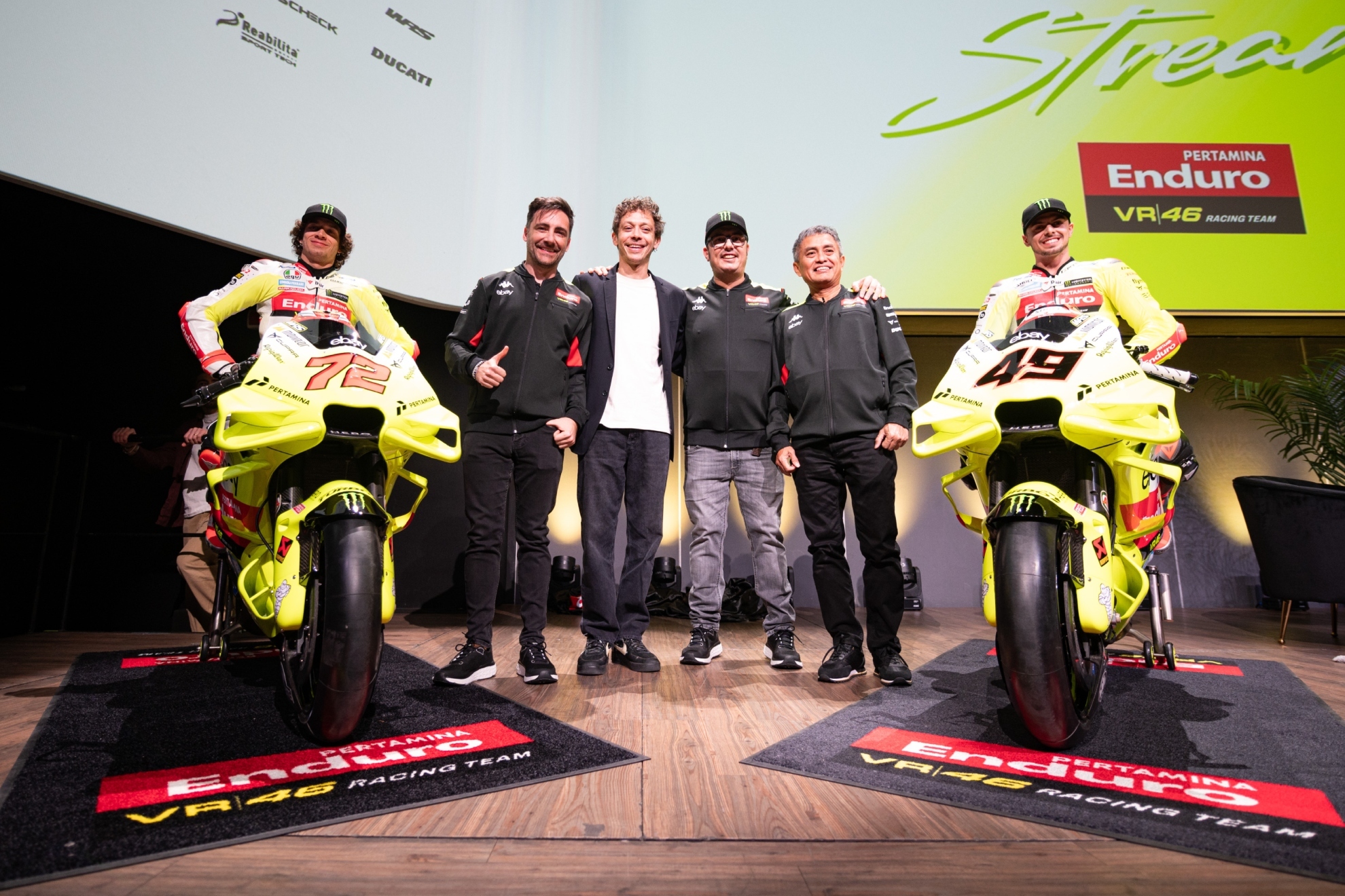 Bezzecchi y Di Giannantonio, con Rossi y el resto de los jefes.