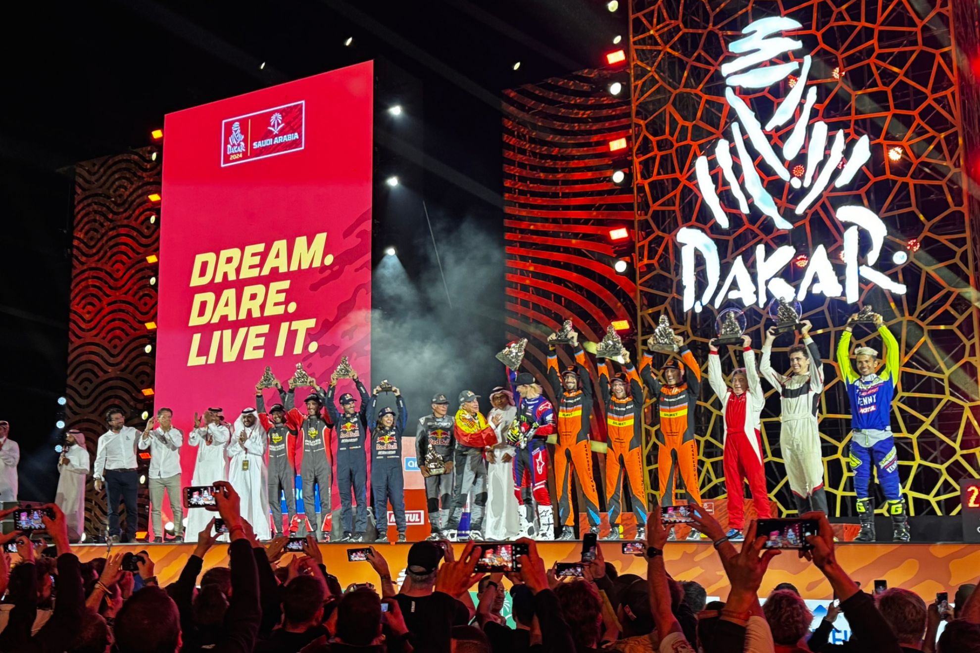 La foto con todos los ganadores del Dakar 2024.