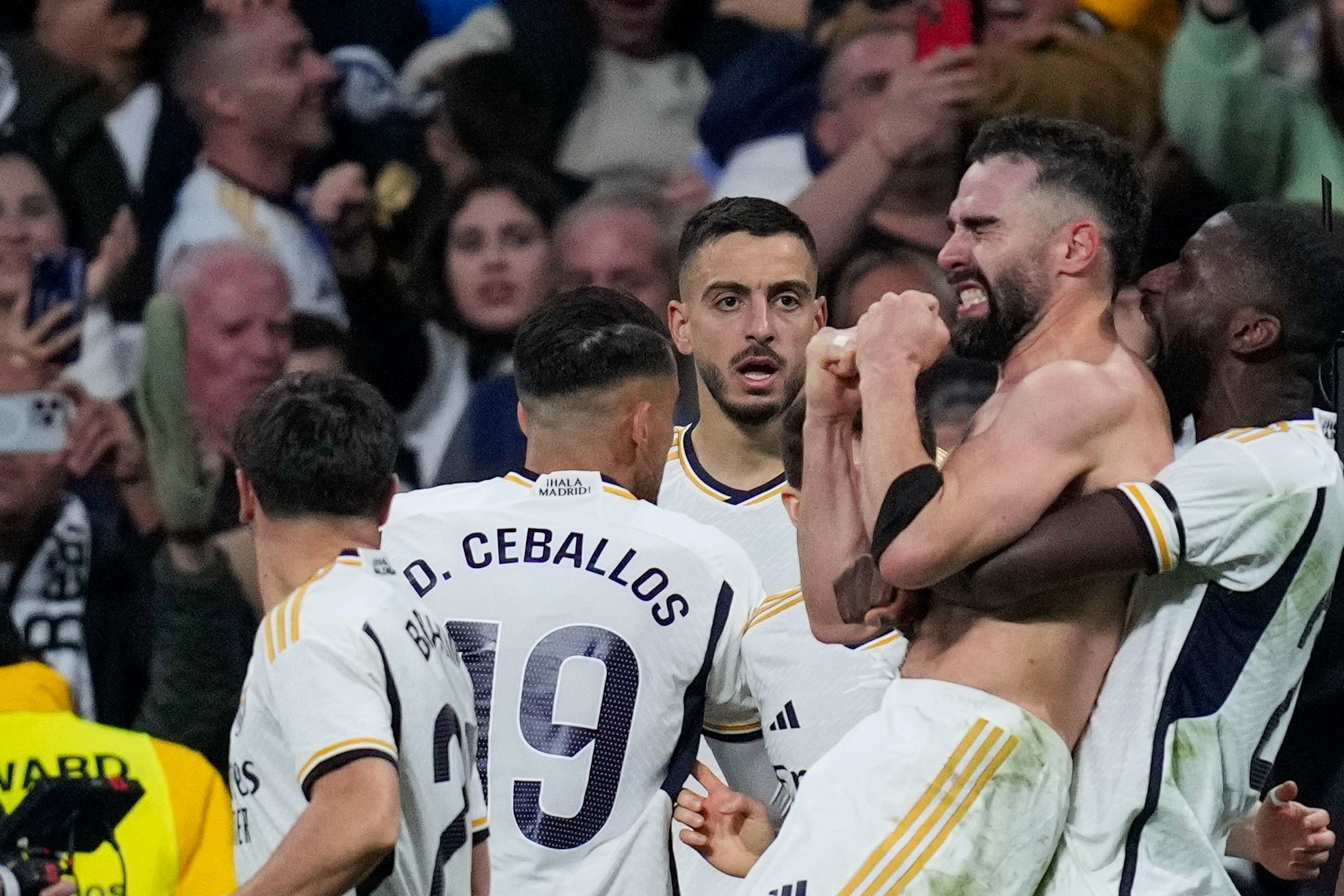 Los jugadores del Real Madrid celebrando el gol de Carvajal ante el Almera.